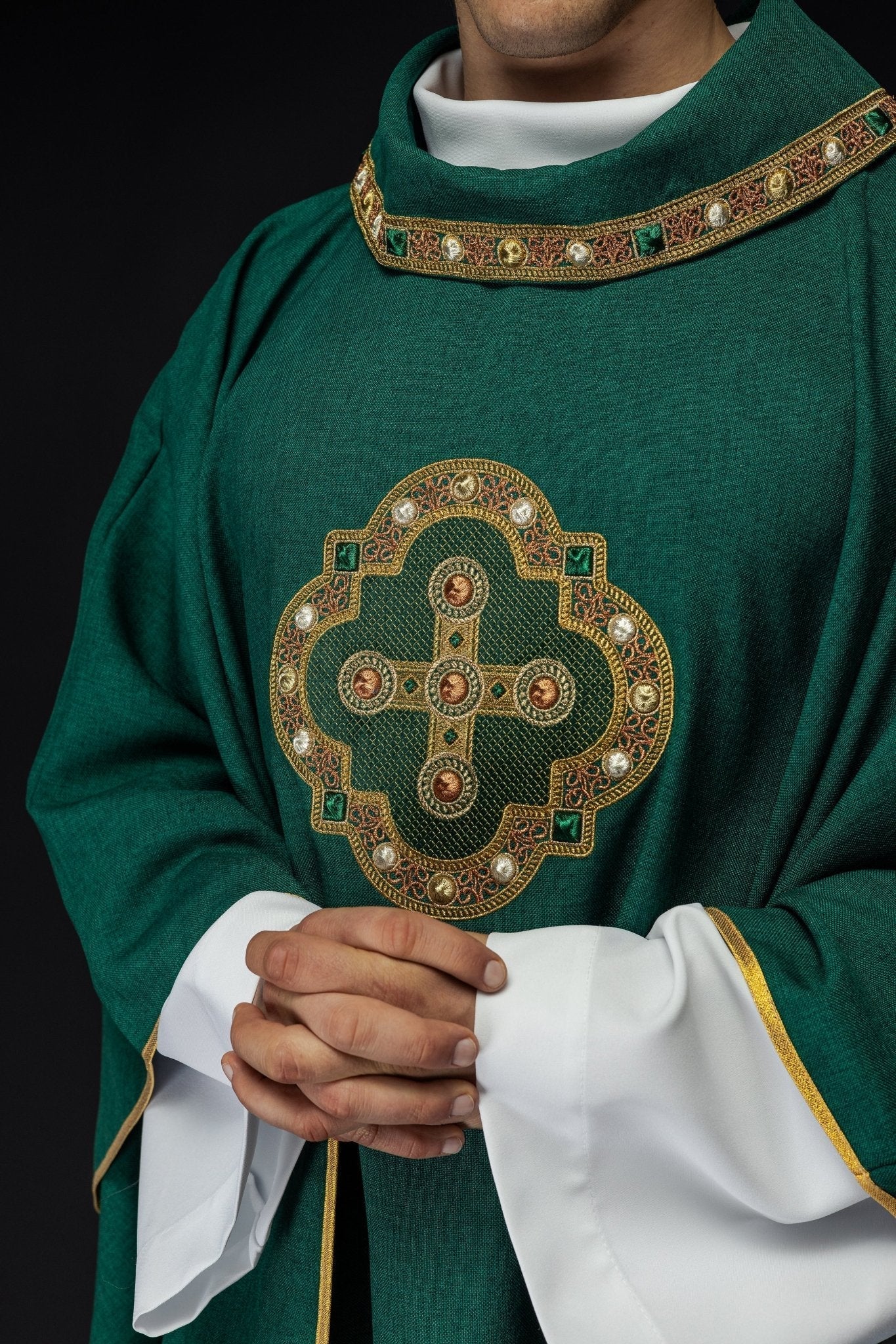 Chasuble in green with embroidered piping on the collar and around the embroidery of the cros - Image 3