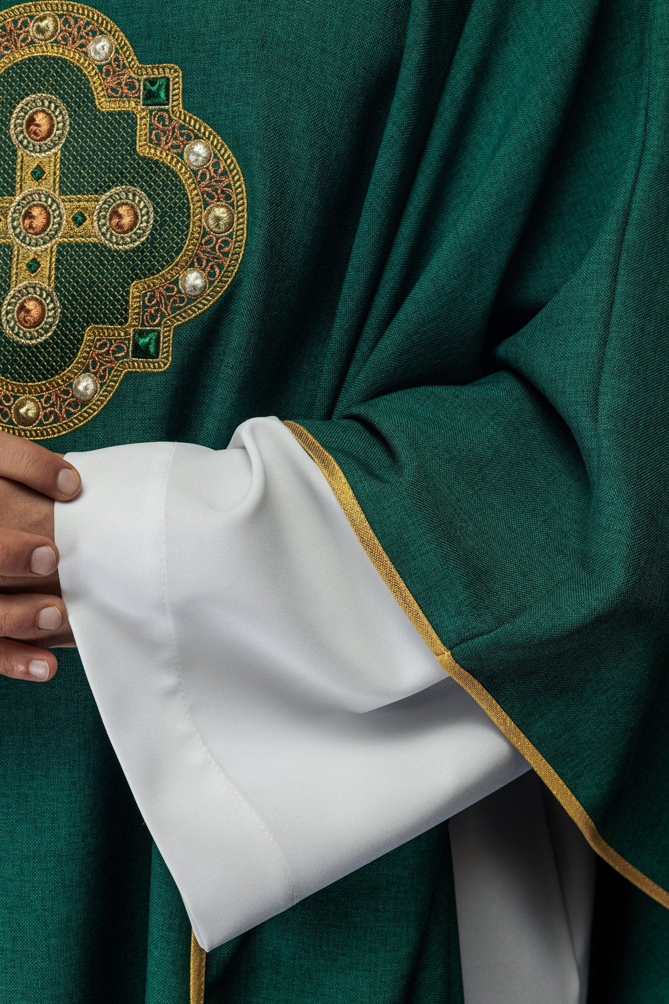 Chasuble in green with embroidered piping on the collar and around the embroidery of the cros - Image 4
