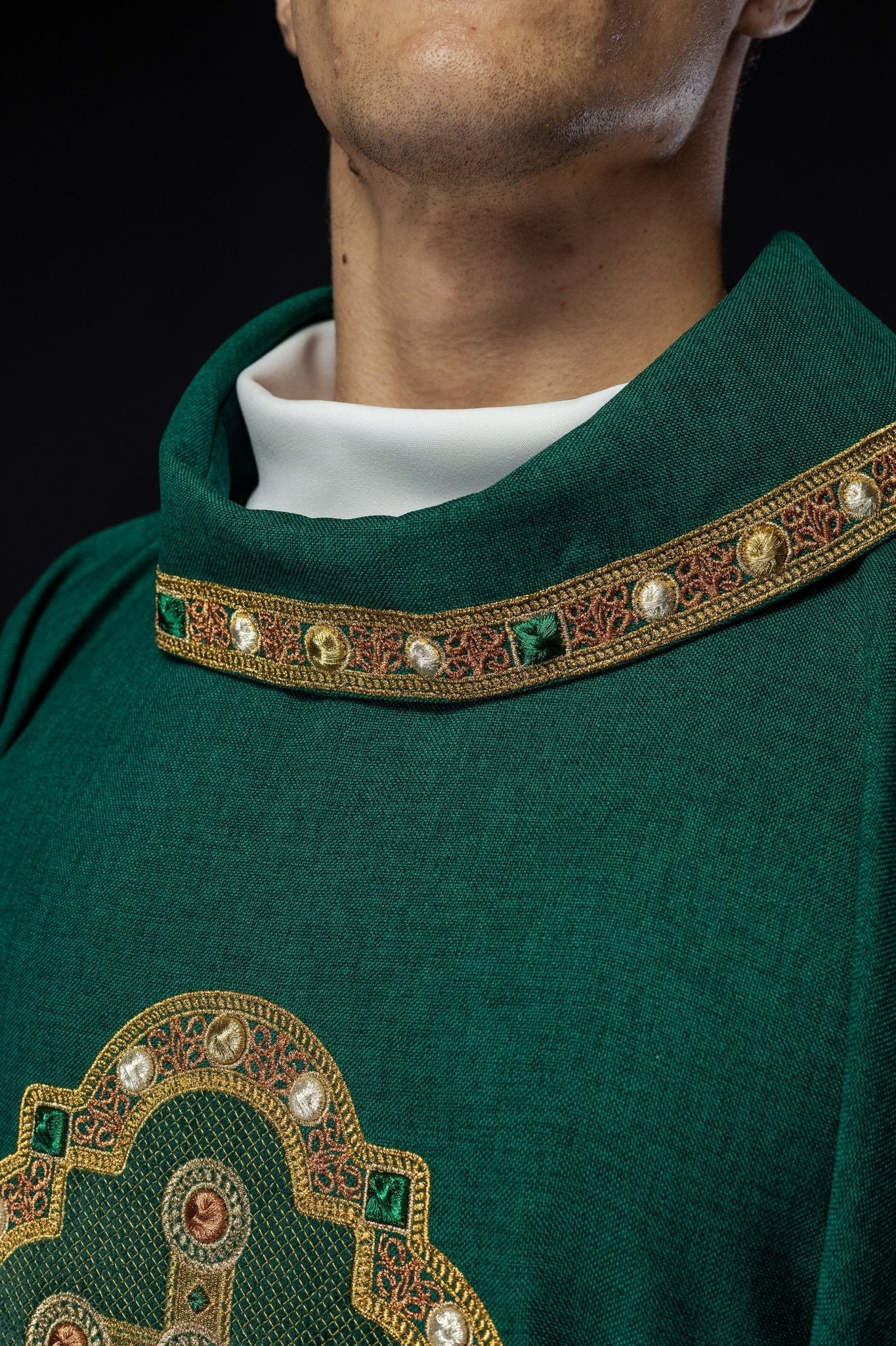 Chasuble in green with embroidered piping on the collar and around the embroidery of the cros - Image 5