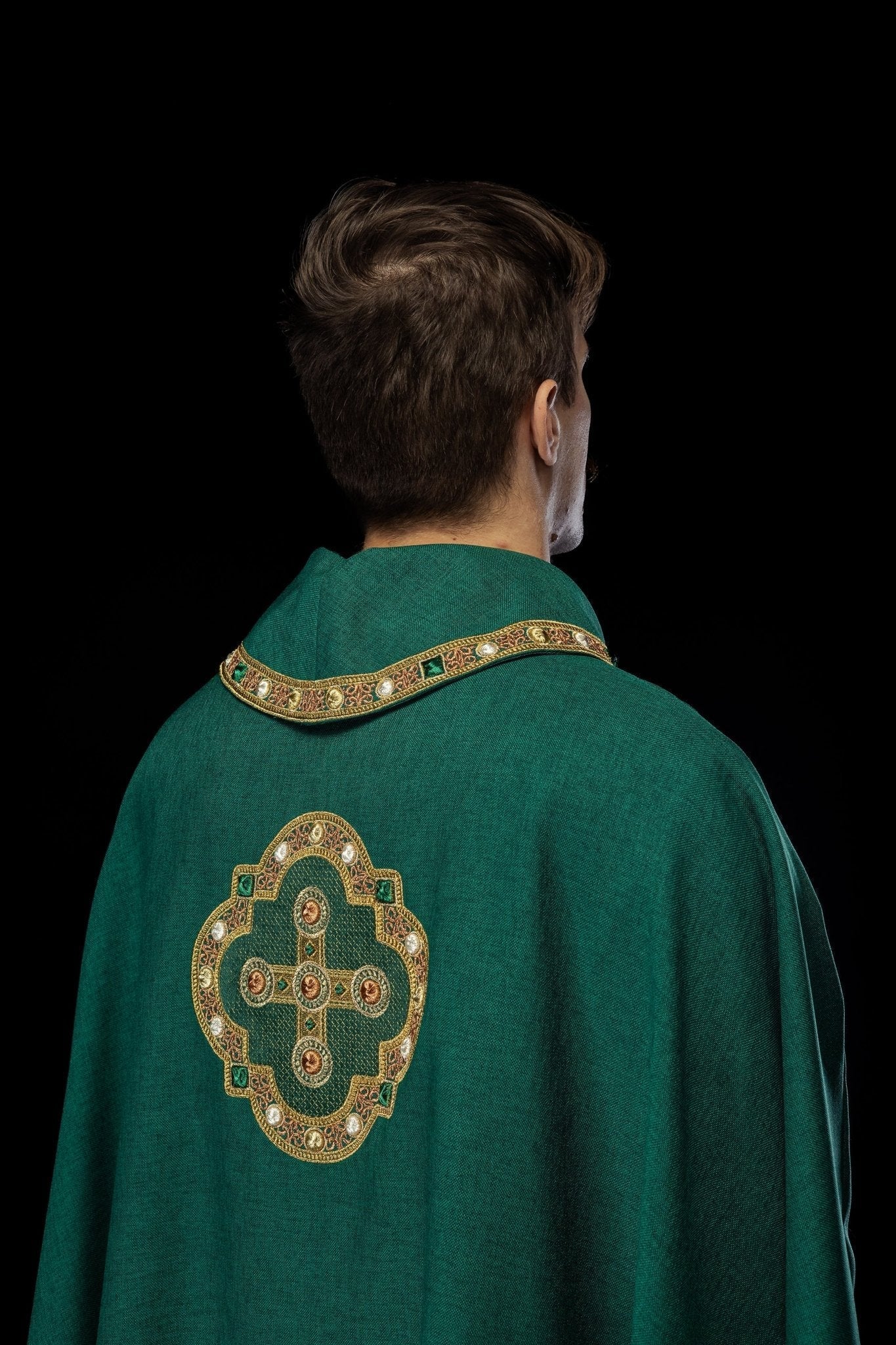 Chasuble in green with embroidered piping on the collar and around the embroidery of the cros - Image 6