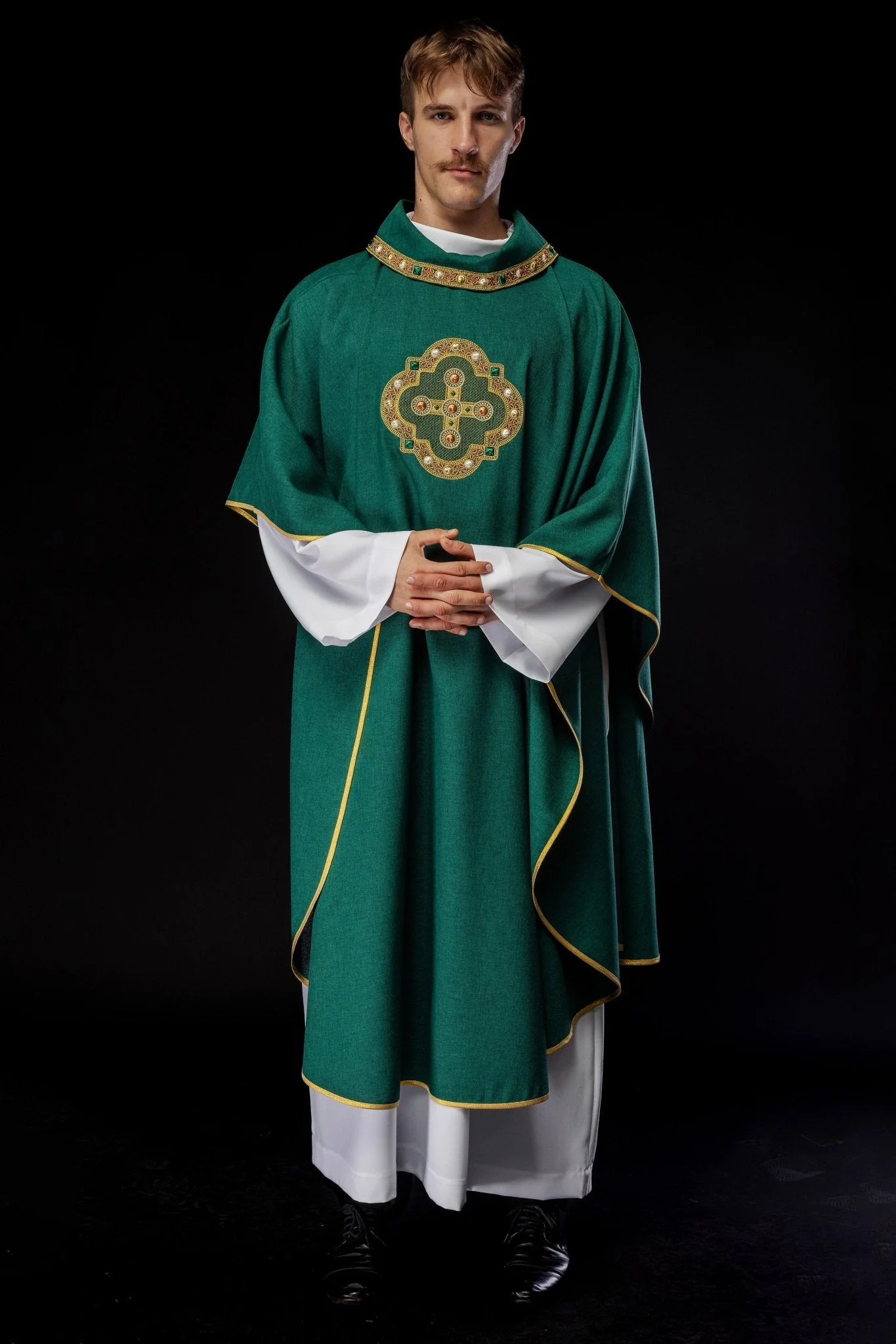 Chasuble in green with embroidered piping on the collar and around the embroidery of the cros - Image 8
