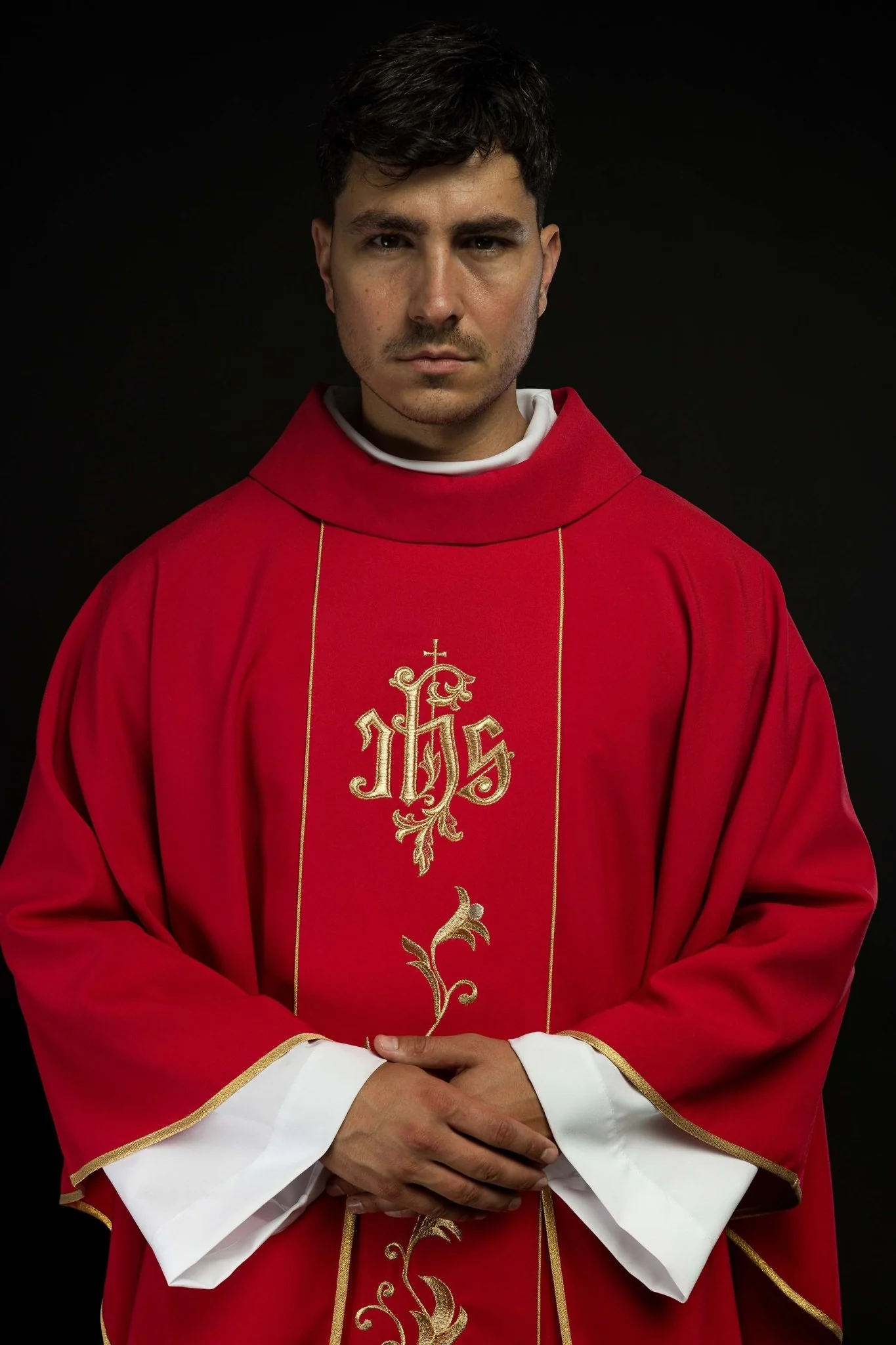 Chasuble in invory with JHS and floral motif - Image 2