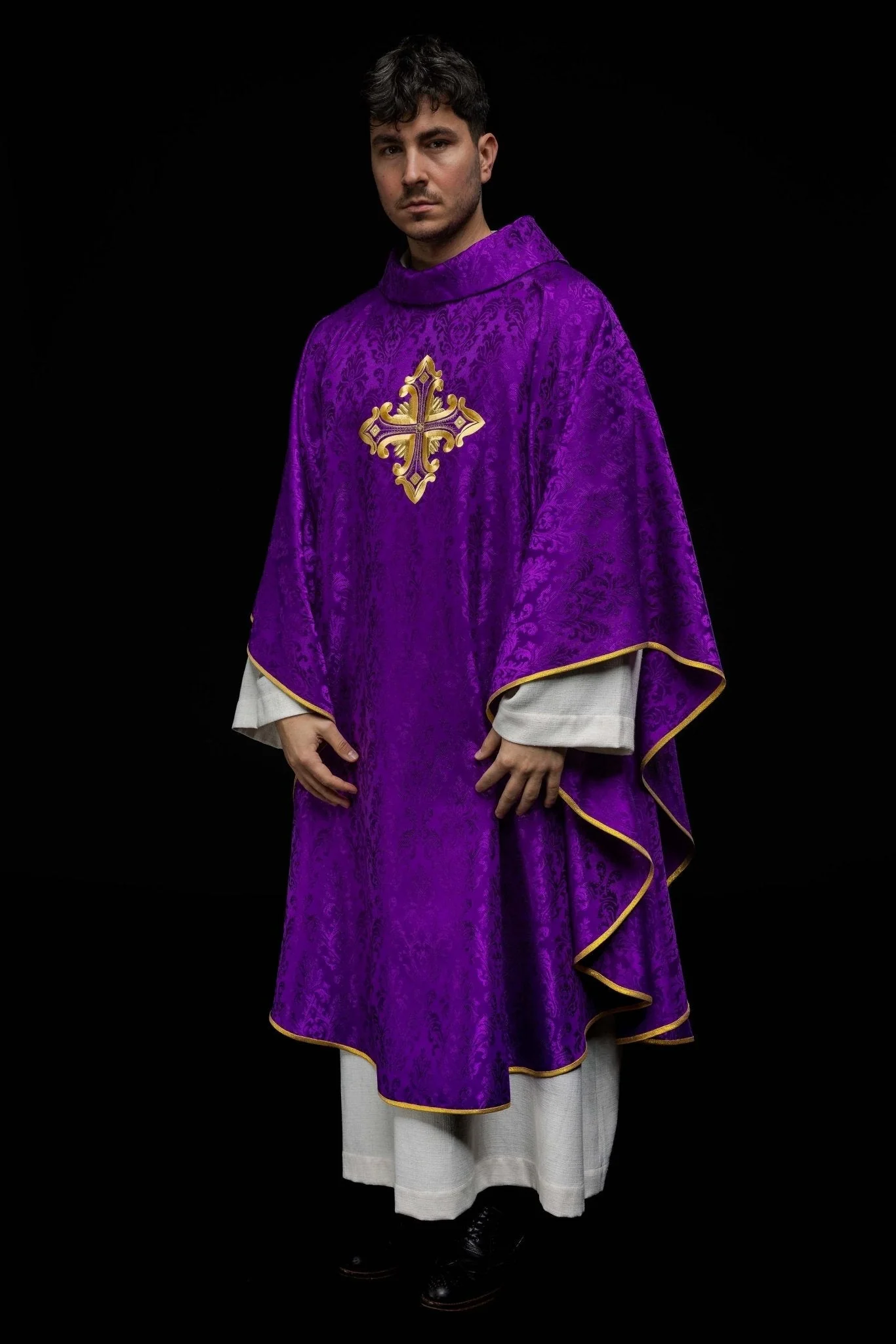 Purple chasuble with a cross made of patterned fabric - Image 2