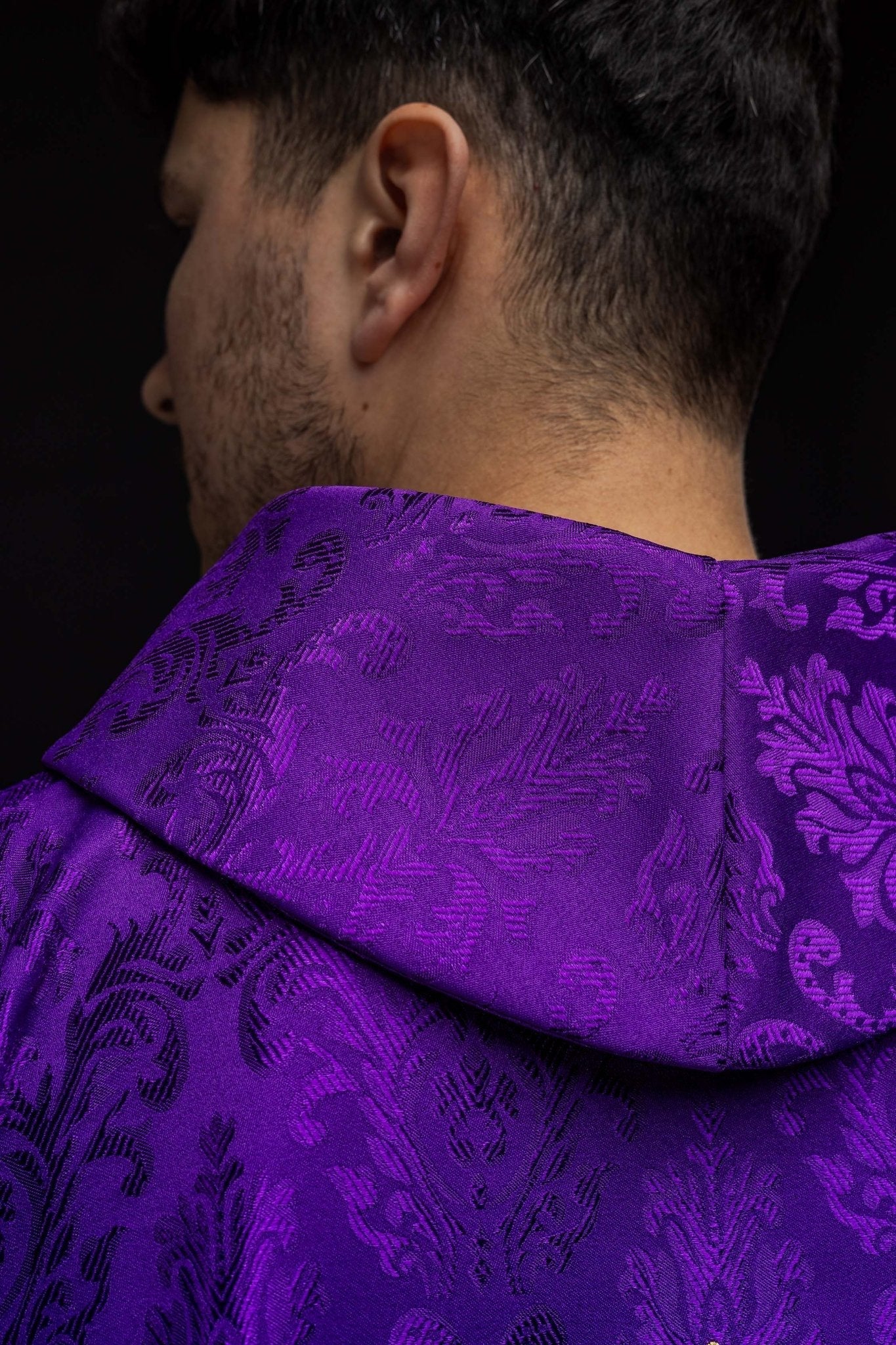 Purple chasuble with a cross made of patterned fabric - Image 5