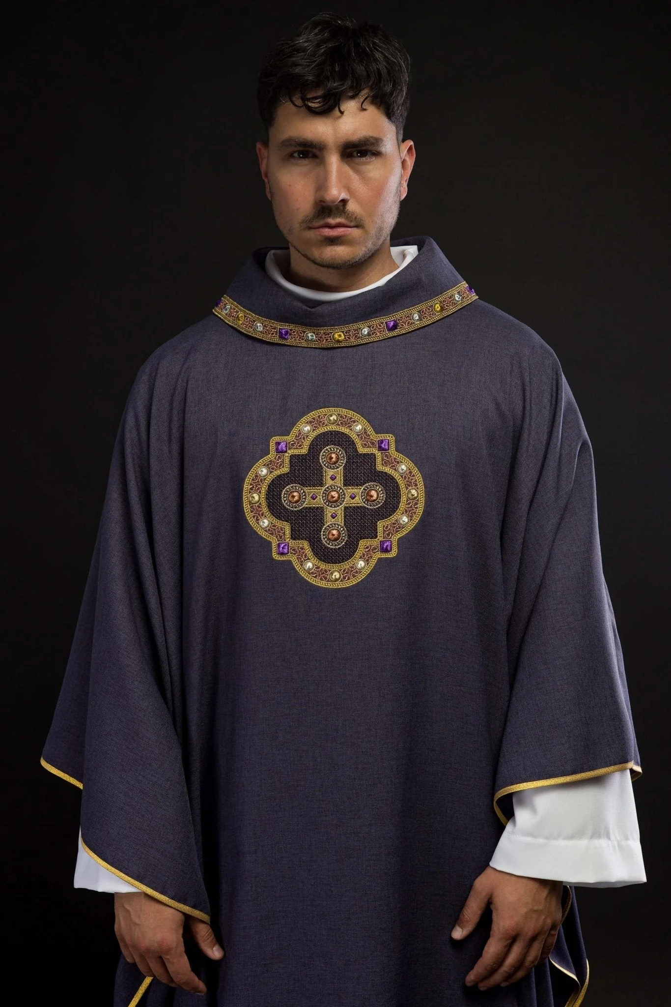 Chasuble in purple with embroidered piping on the collar and around the embroidery of the cros