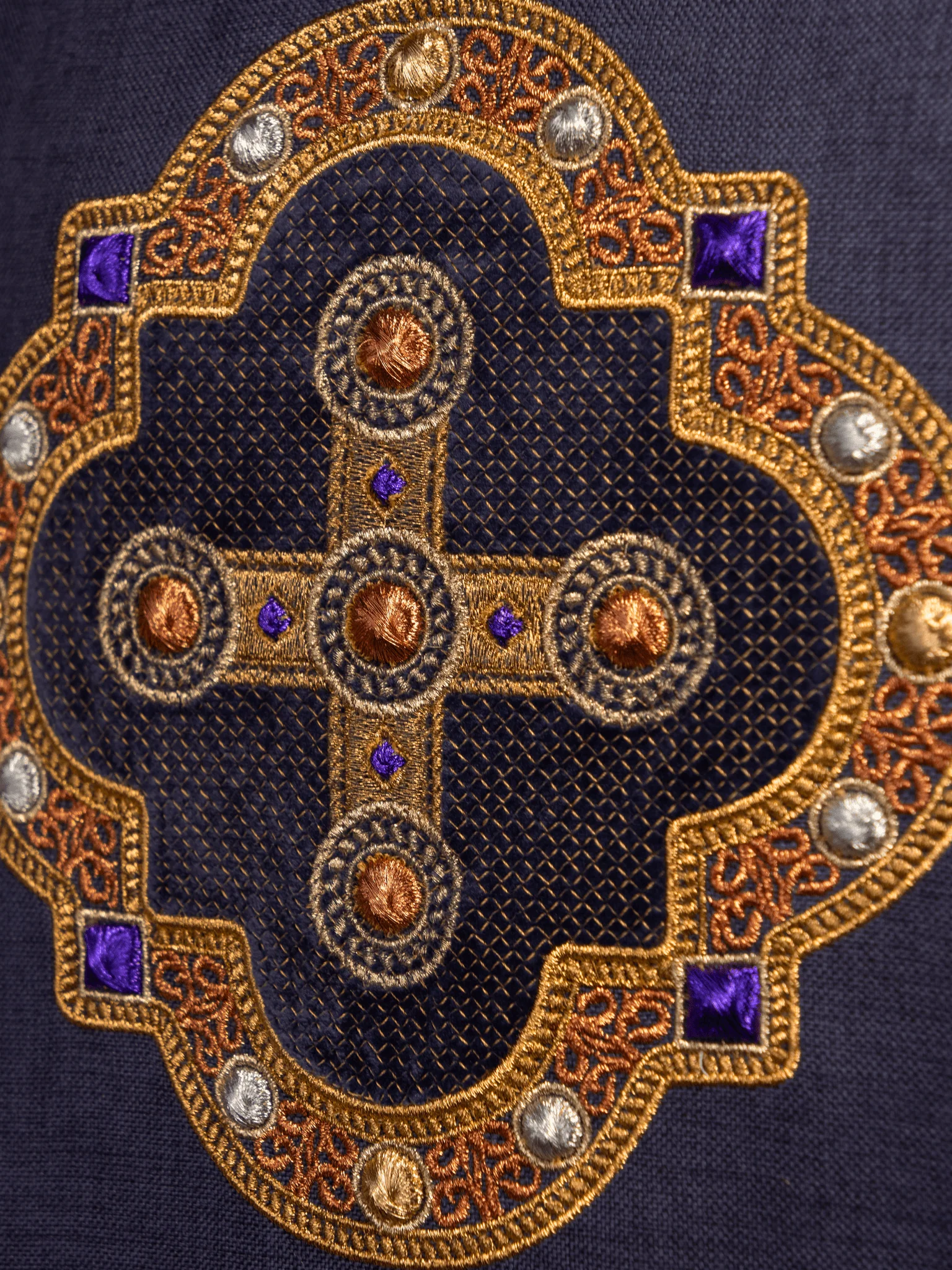 Chasuble in purple with embroidered piping on the collar and around the embroidery of the cros - Image 3