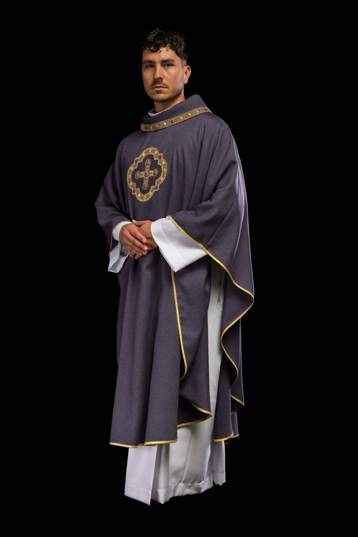 Chasuble in purple with embroidered piping on the collar and around the embroidery of the cros - Image 7