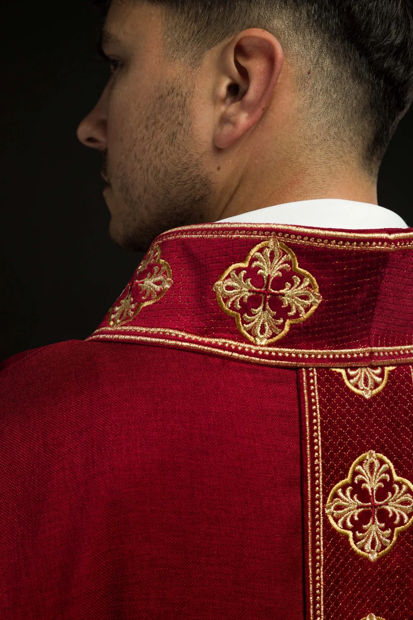 Chasuble in red with embroidered belt and crosses on the collar - Image 7