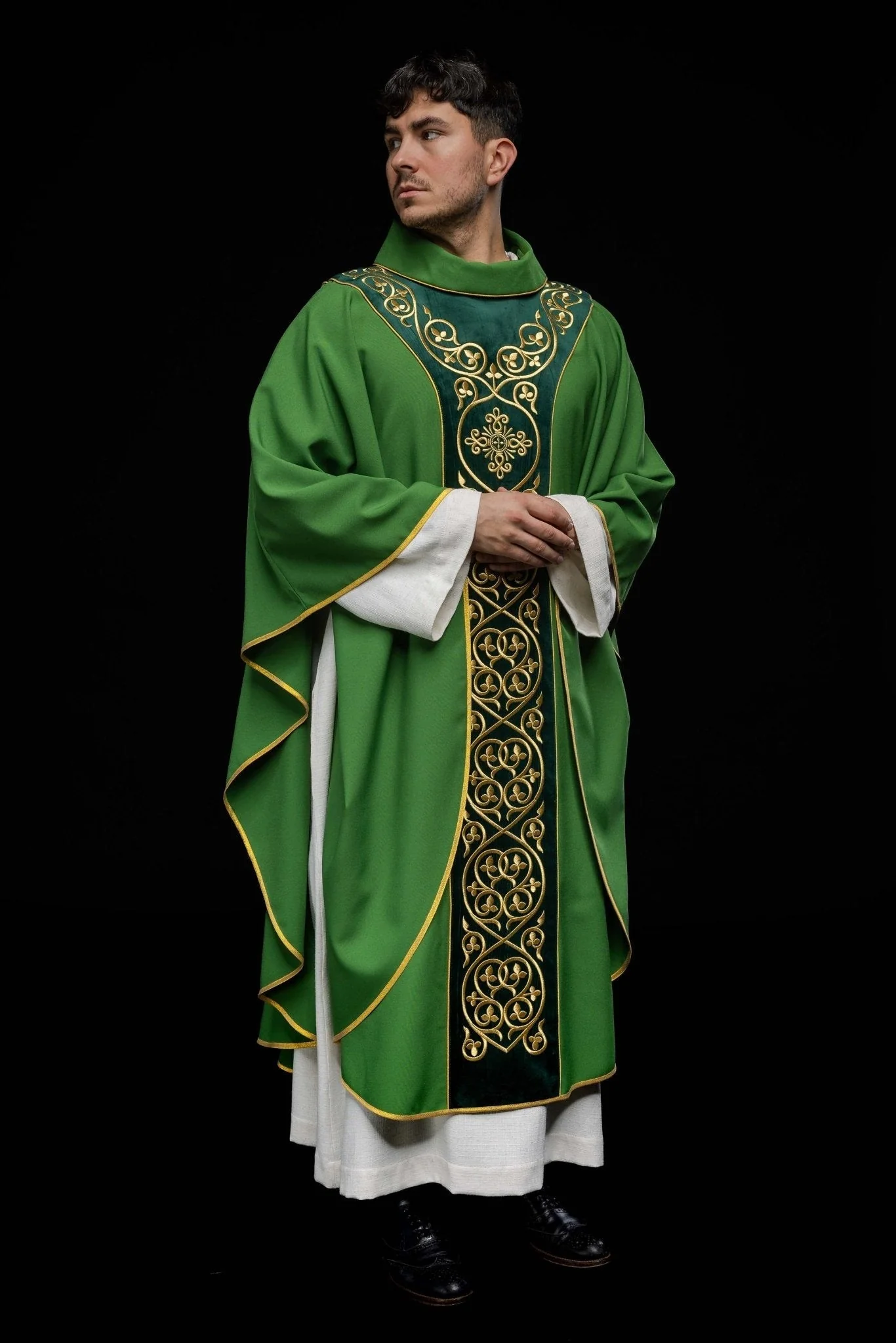 Chasuble made from green velvet fabric with gold embroidery - Image 9