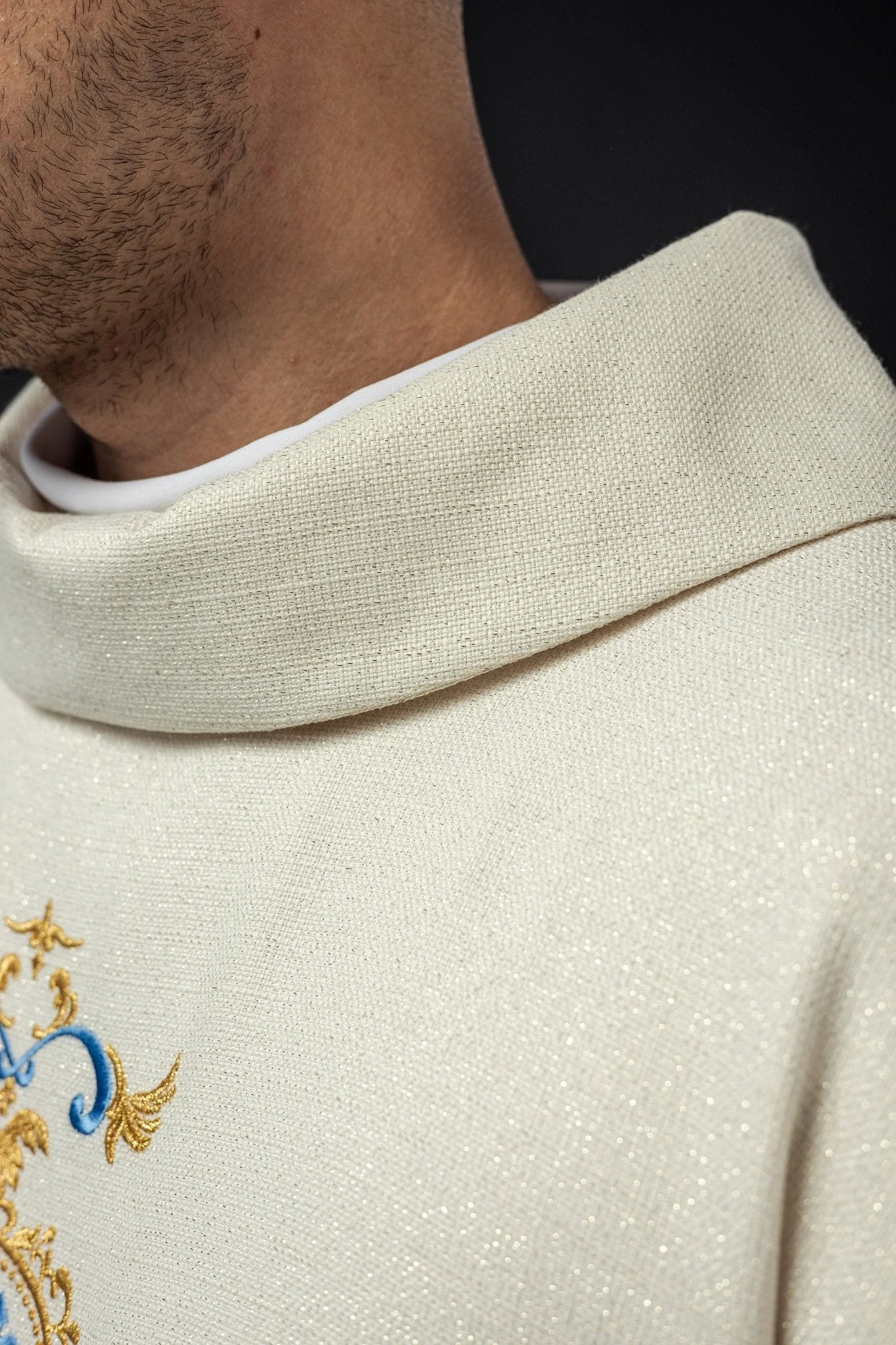 Chasuble of brocade fabric with embroidered symbol of the Virgin Mary - Image 4