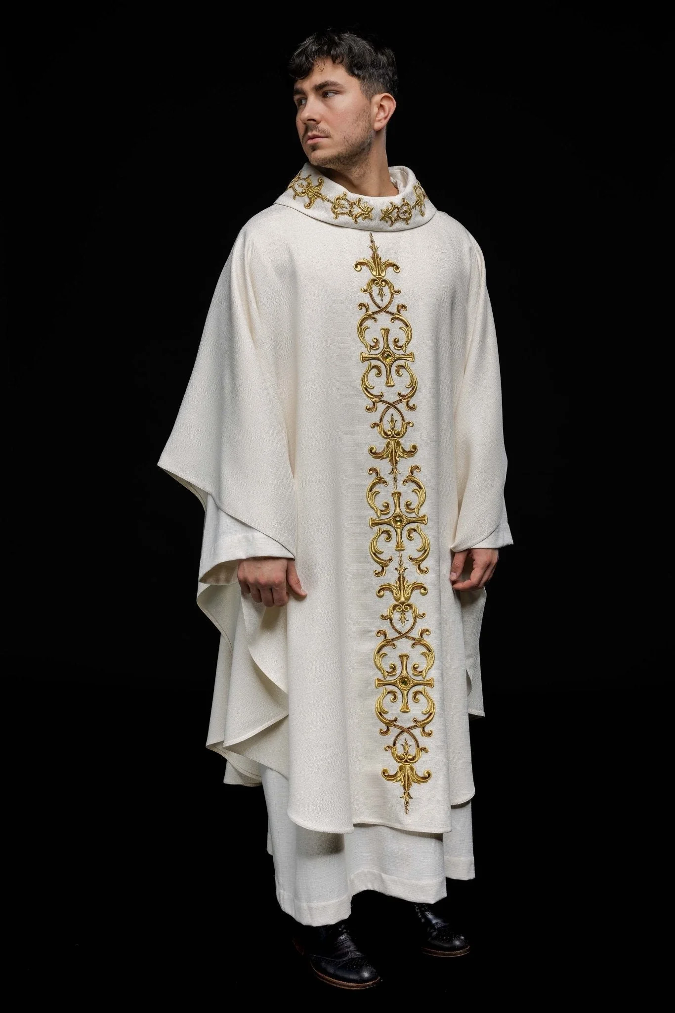 Chasuble richly embroidered, adorned with gemstones - Image 2