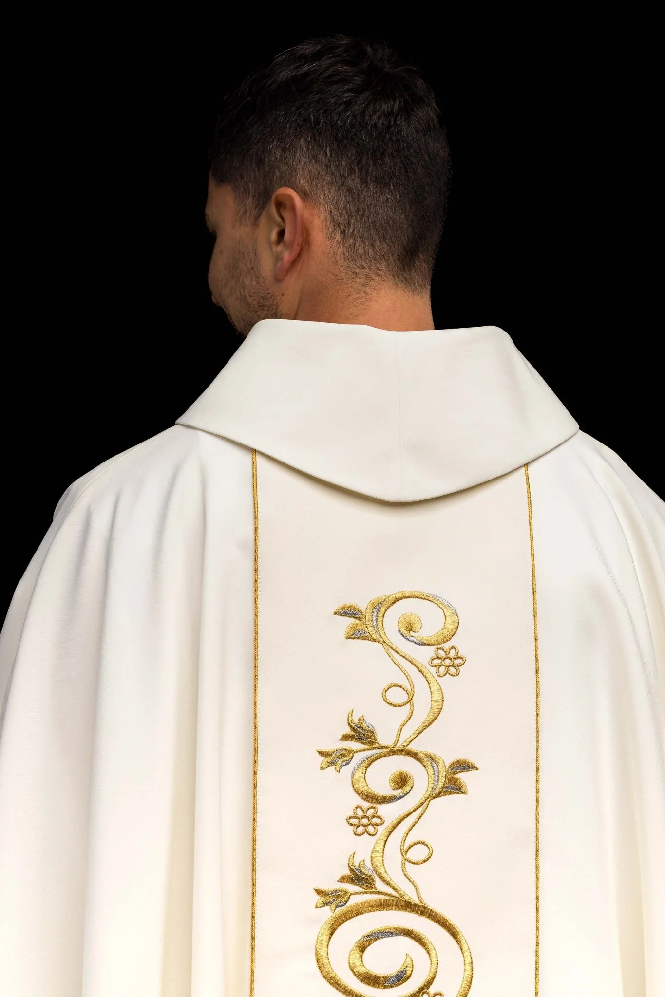 Chasuble richly embroidered with an image of the Holy Family in ecru - Image 7