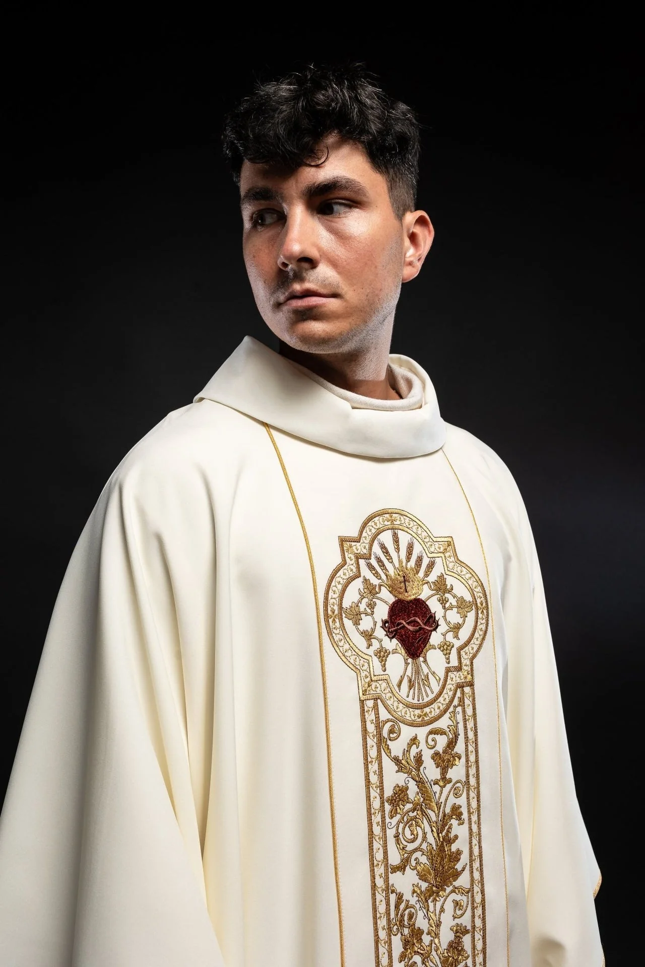 Chasuble richly embroidered with the symbol of the Sacred Heart of Jesus in ecru