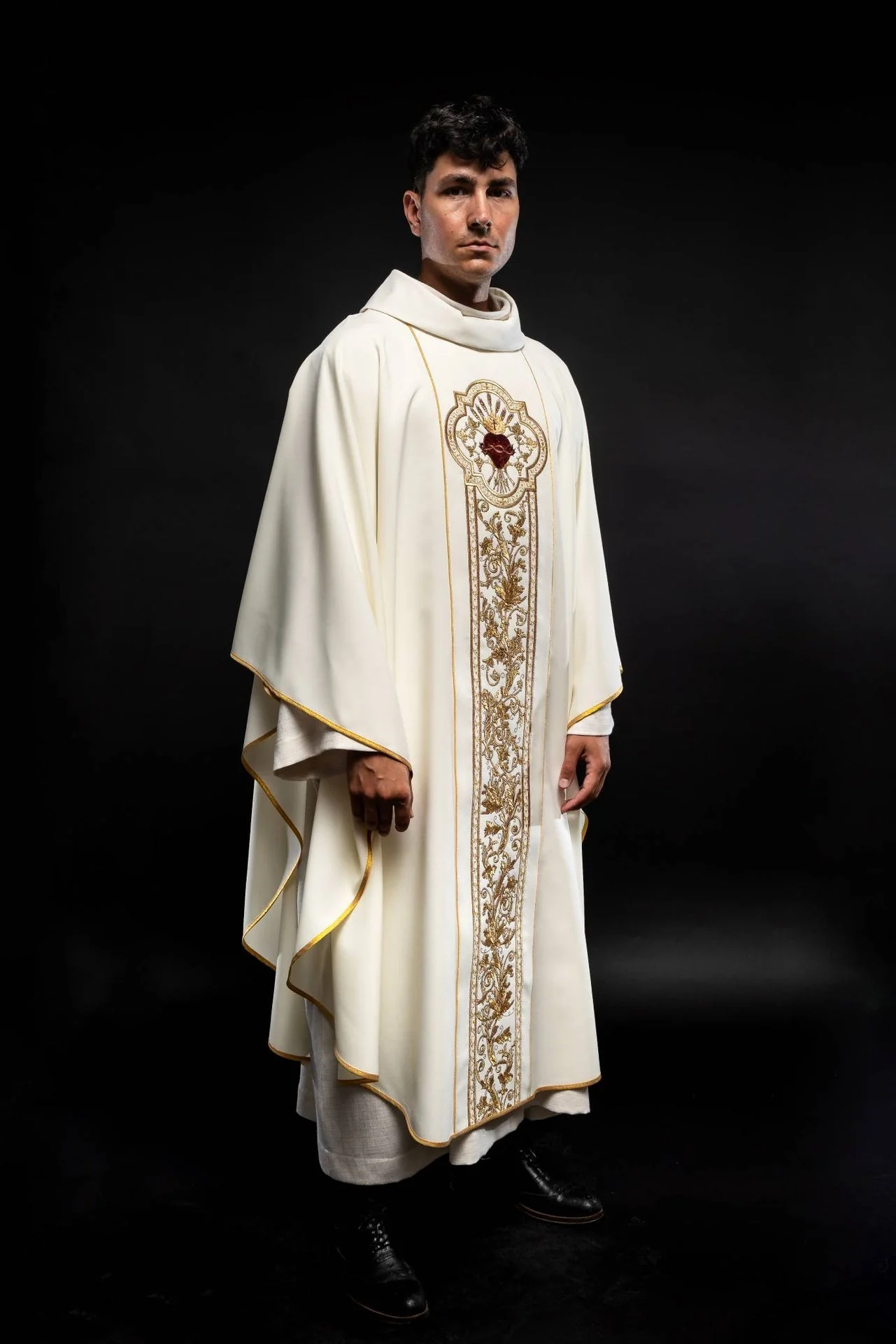 Chasuble richly embroidered with the symbol of the Sacred Heart of Jesus in ecru - Image 2