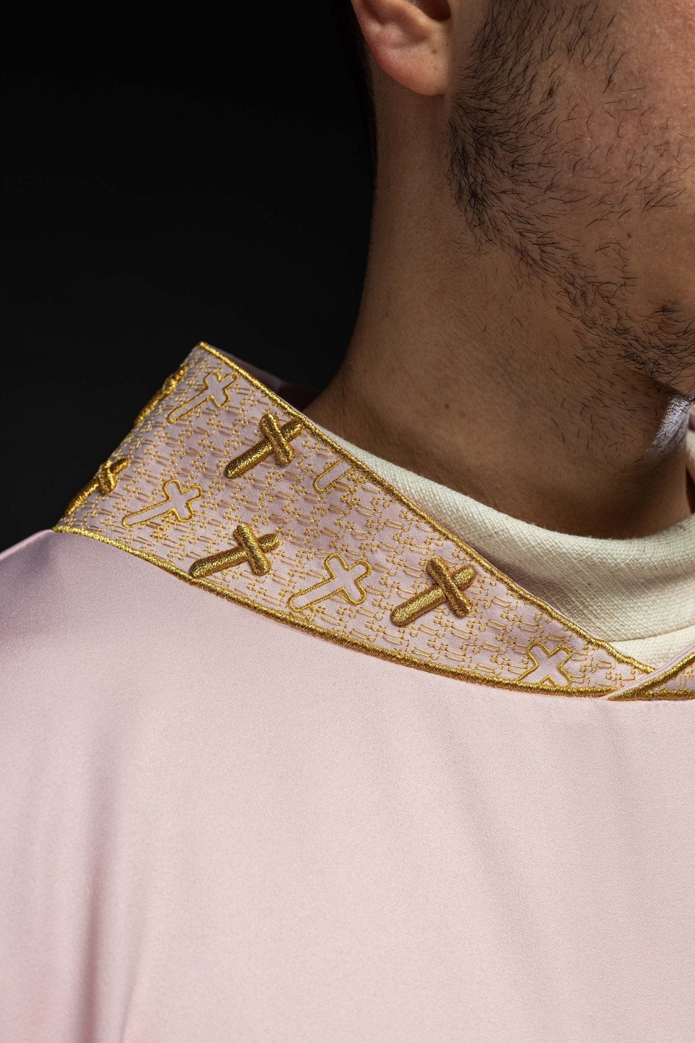 Chasuble with an elaborately embroidered cross and a pink collar - Image 4