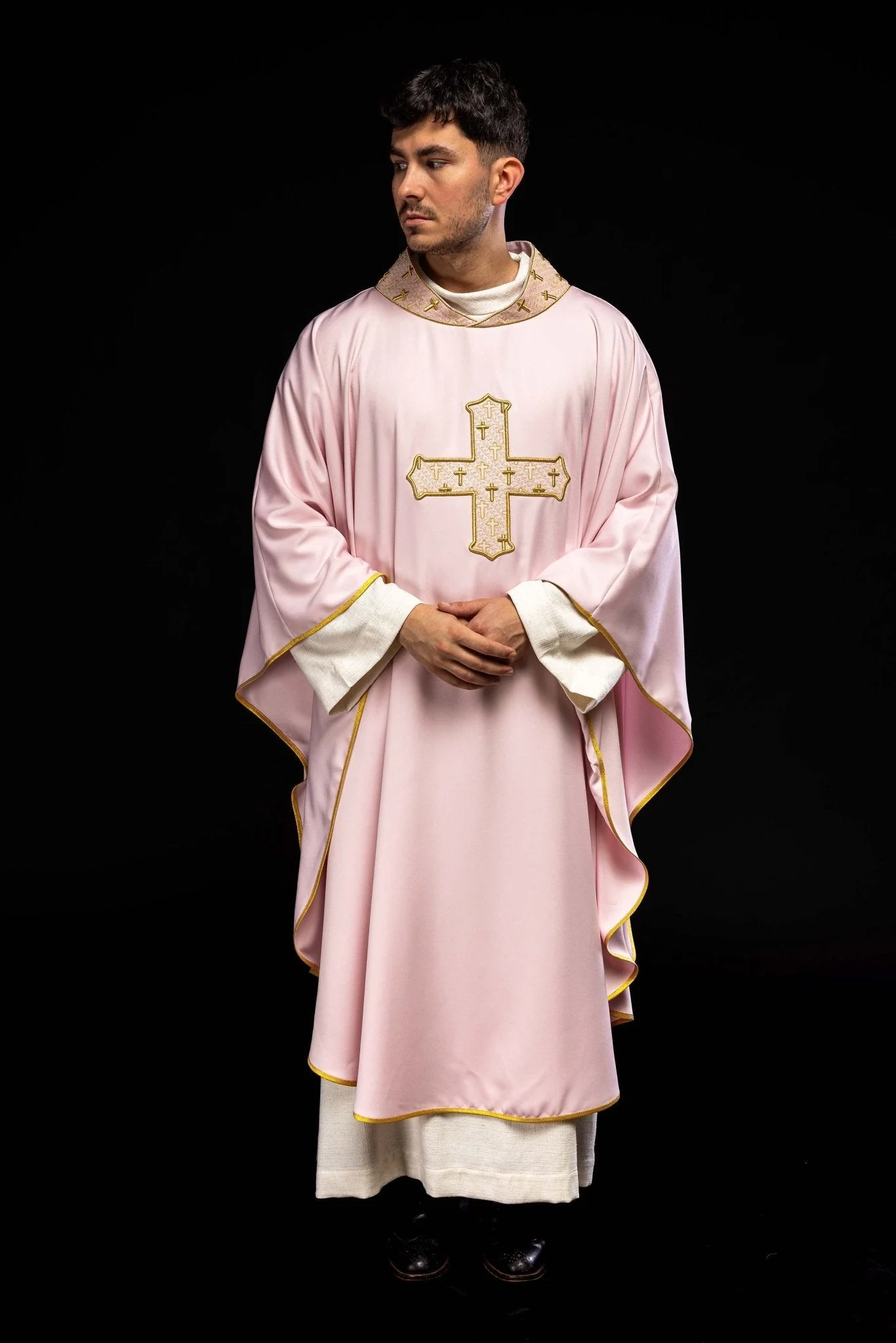 Chasuble with an elaborately embroidered cross and a pink collar - Image 8