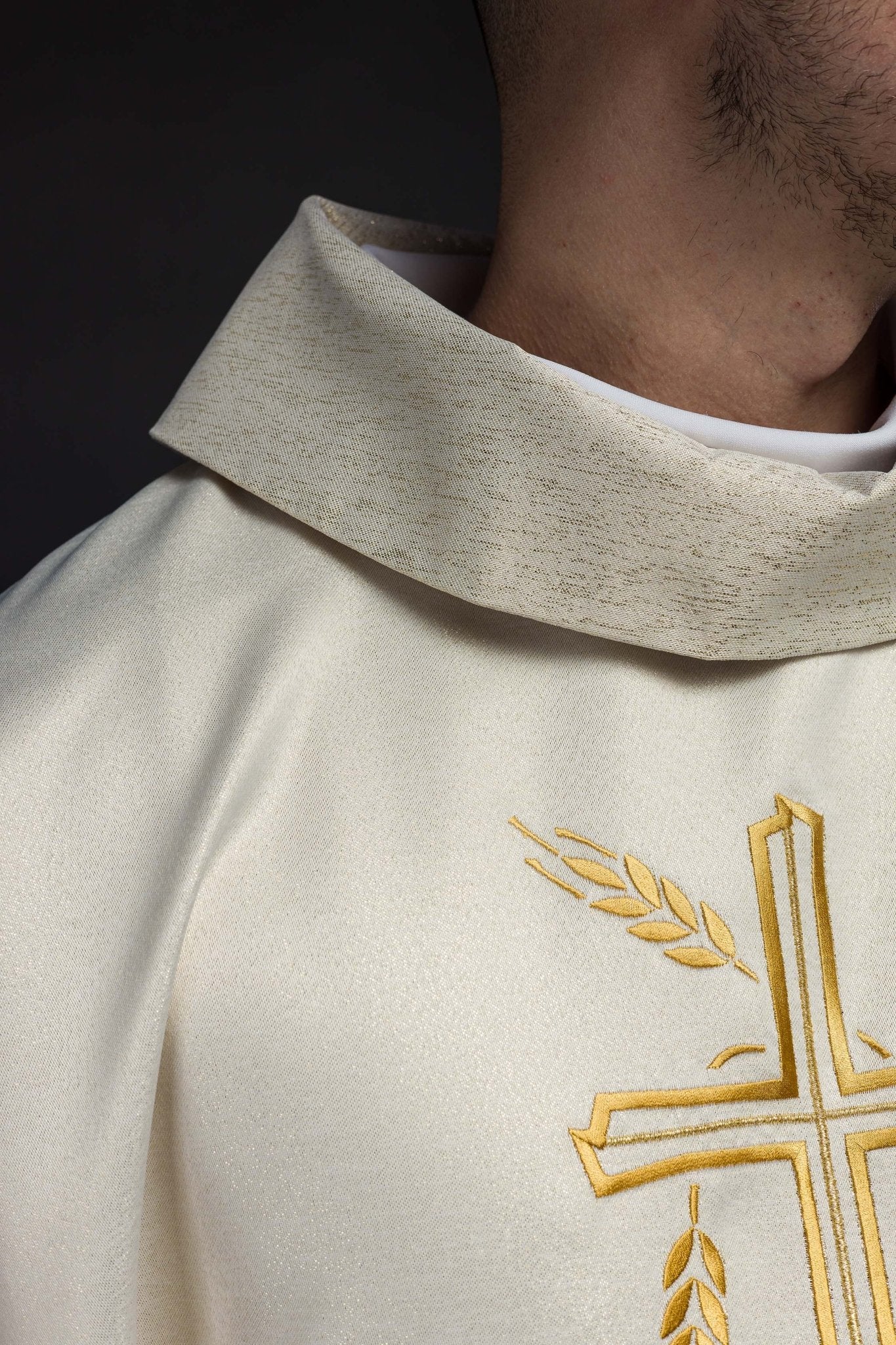 Chasuble with cross and ear motif in ecru color - Image 5
