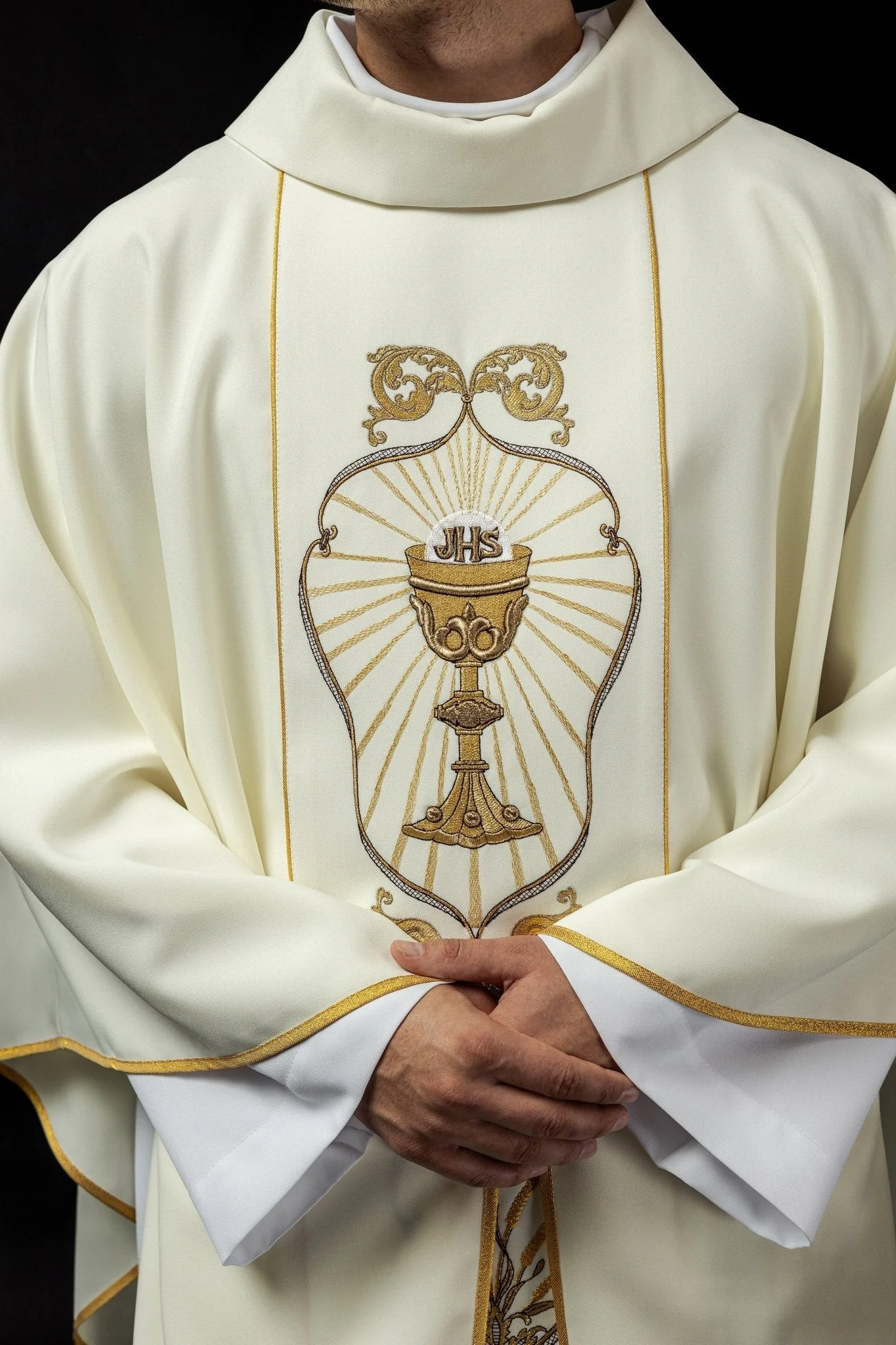 Chasuble with embroidered chalice symbol in ecru - Image 3