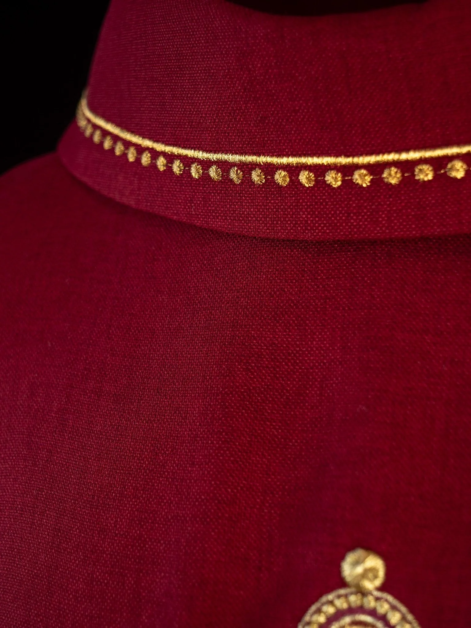 Chasuble with embroidered cross and gold trim on collar in red - Image 4