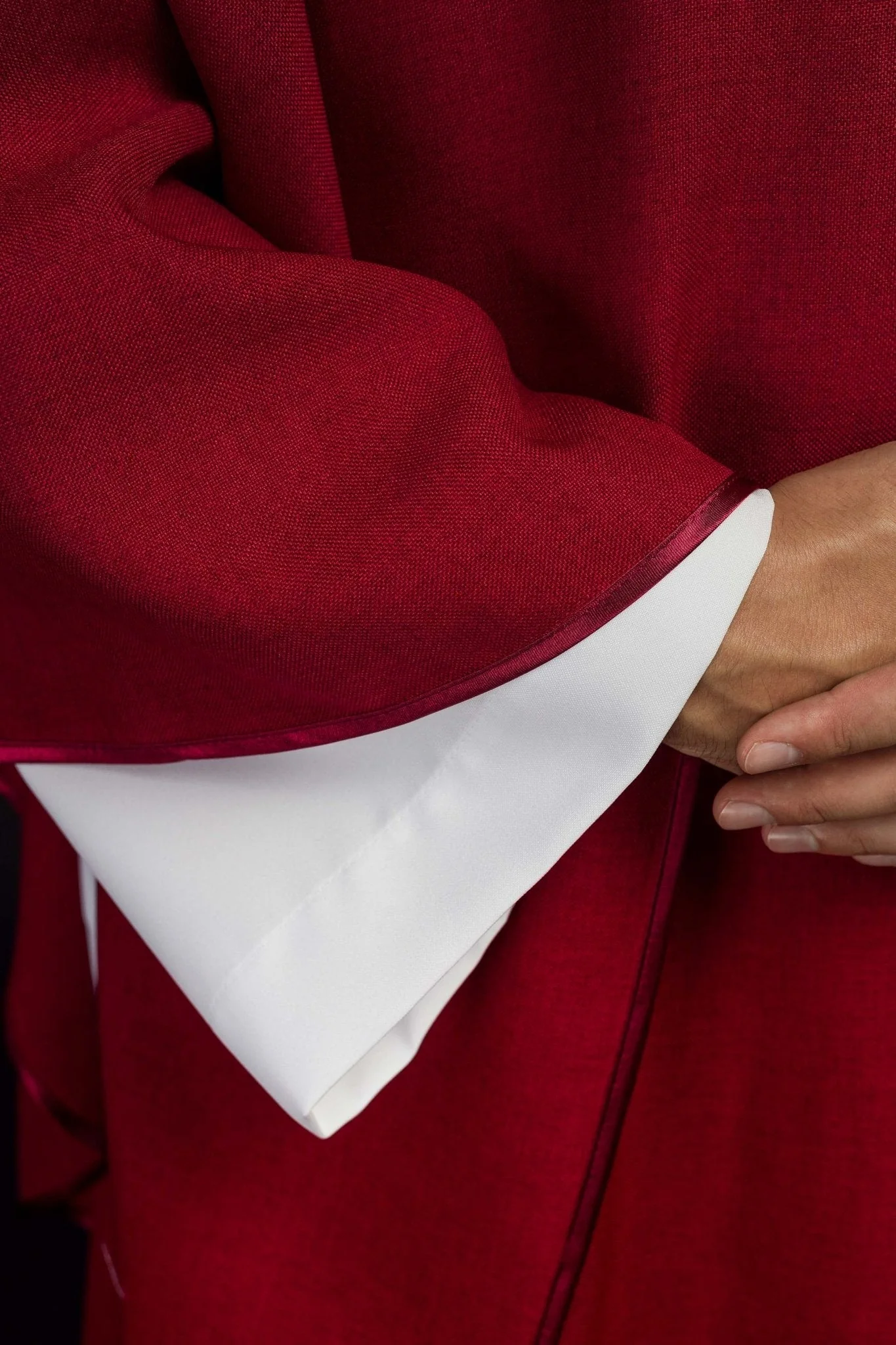 Chasuble with embroidered cross and gold trim on collar in red - Image 5
