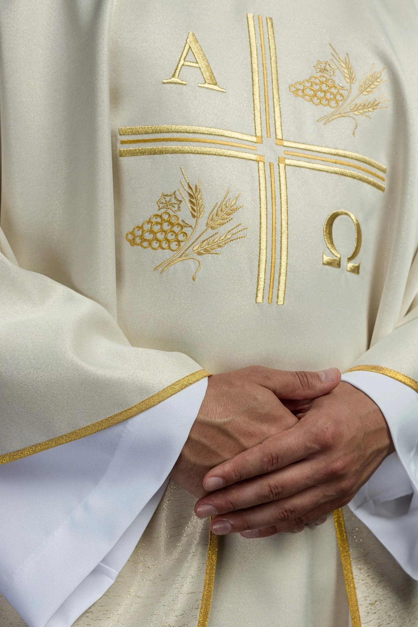 Chasuble with embroidered cross and motifs of Alpha and Omega and ears in ecru color - Image 4