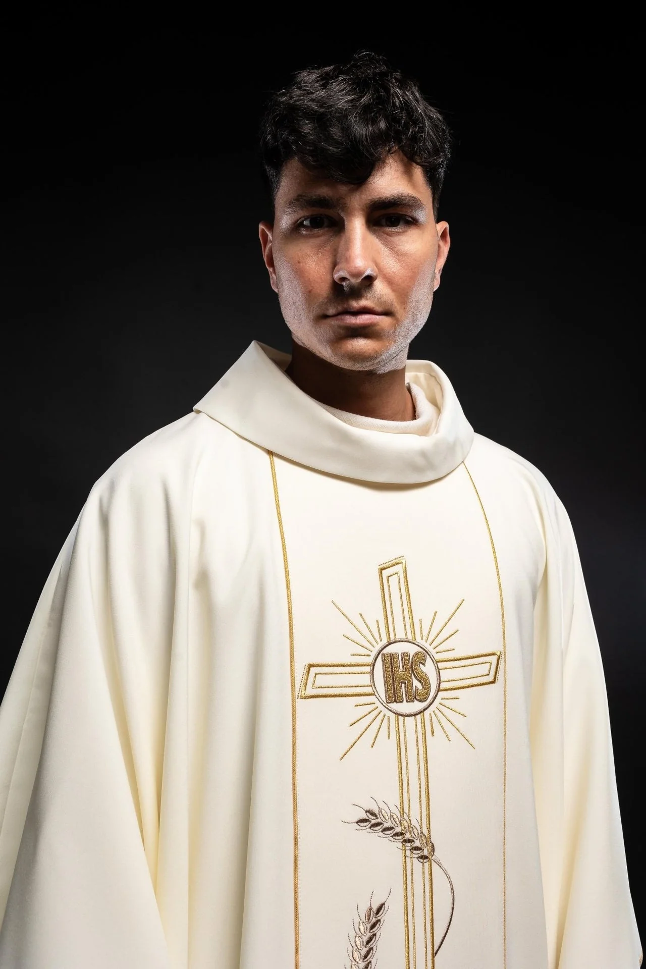 Chasuble with embroidered Cross IHS symbol in ecru - Image 6