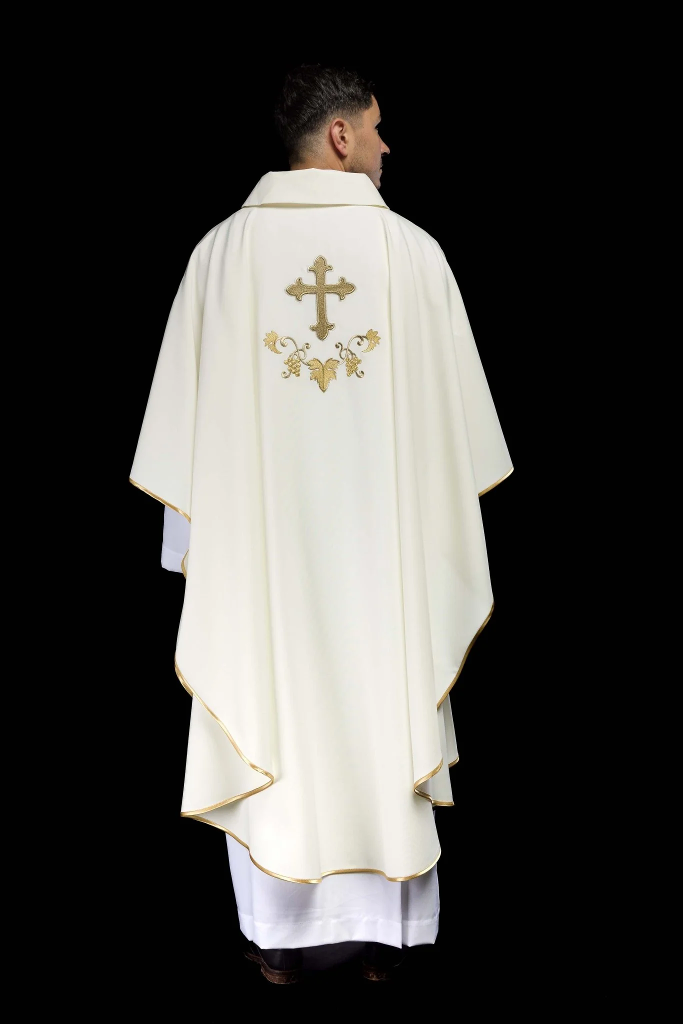 Chasuble with embroidered cross symbol and wide ecru collar - Image 9