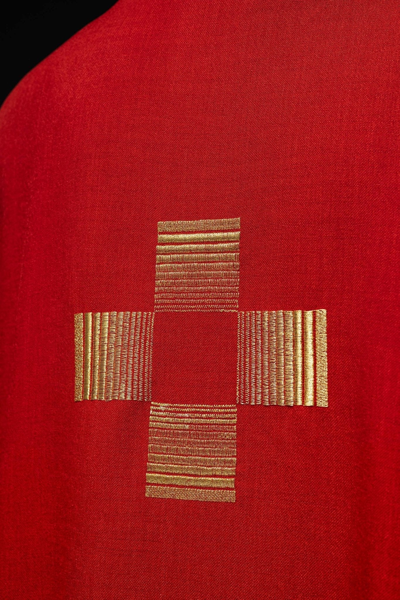 Chasuble with embroidered Crosses in red - Image 3