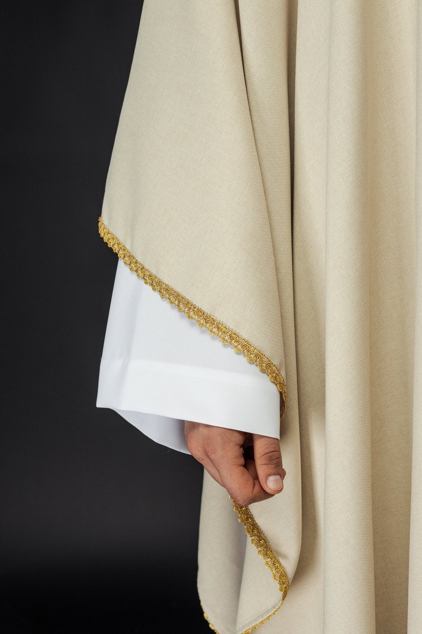 Chasuble with embroidered gold crosses and piping on the collar in ecru - Image 4