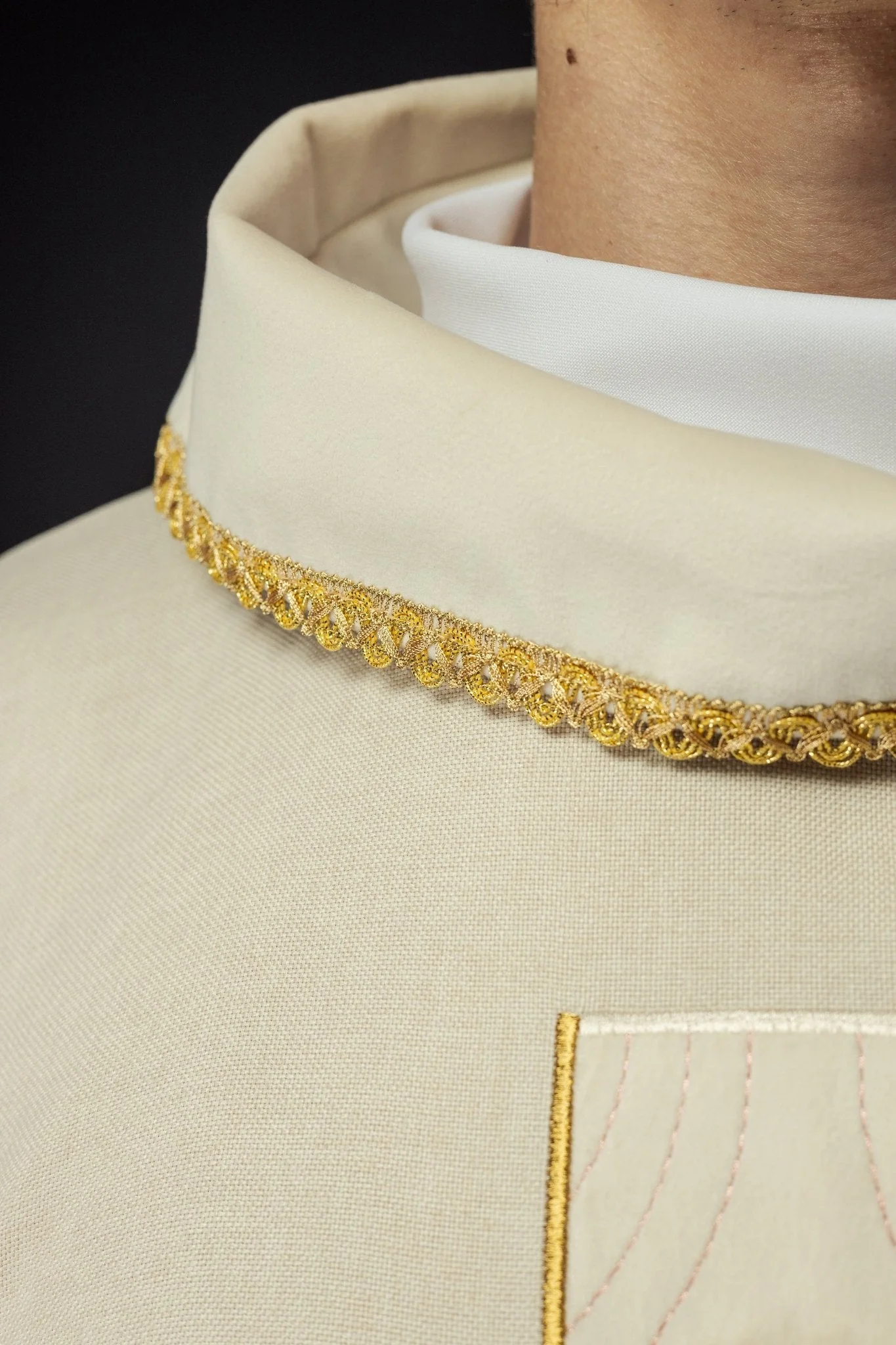 Chasuble with embroidered gold crosses and piping on the collar in ecru - Image 5