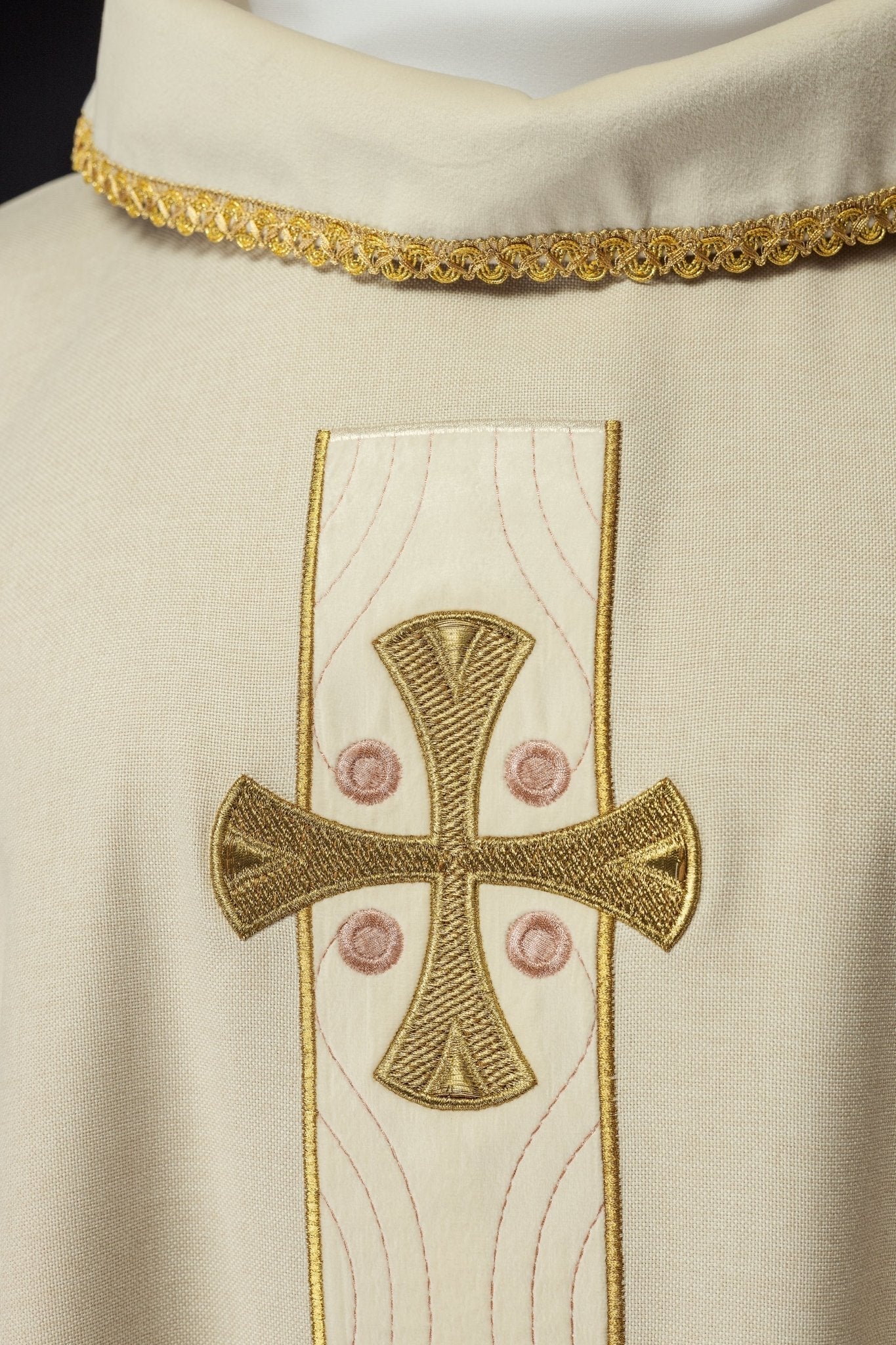 Chasuble with embroidered gold crosses and piping on the collar in ecru - Image 6