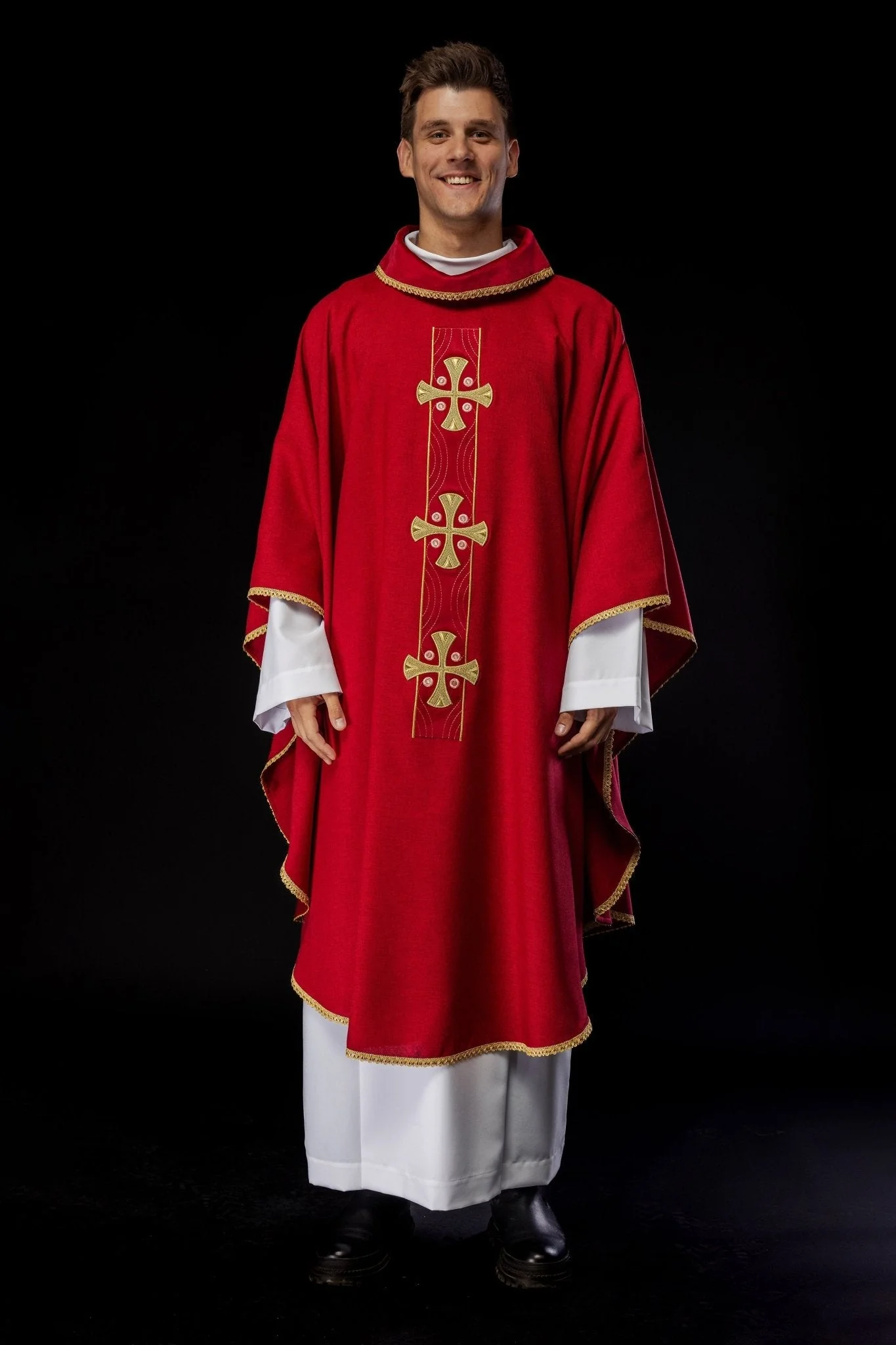 Chasuble with embroidered gold crosses and piping on the collar in red - Image 2