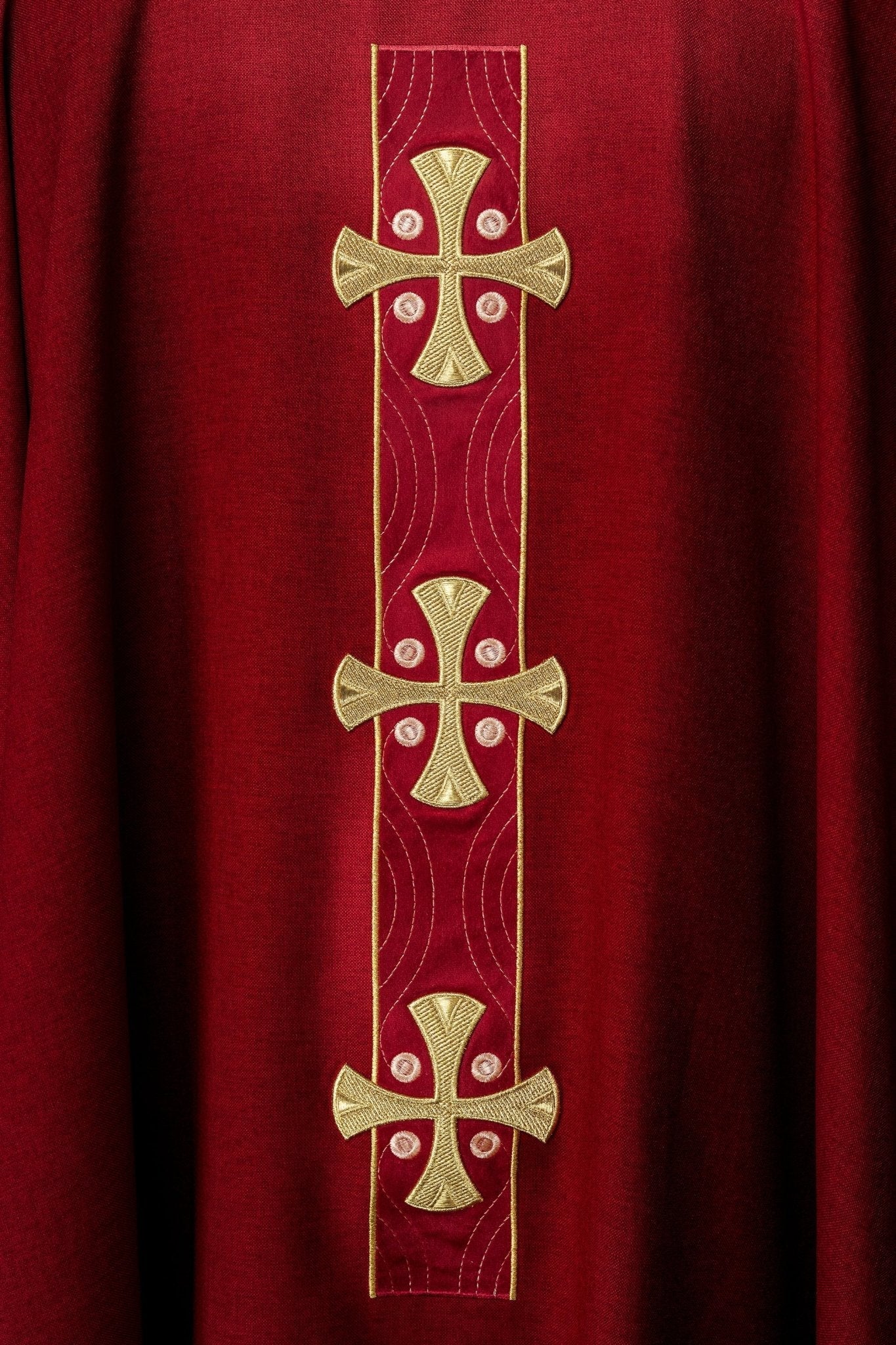 Chasuble with embroidered gold crosses and piping on the collar in red - Image 3