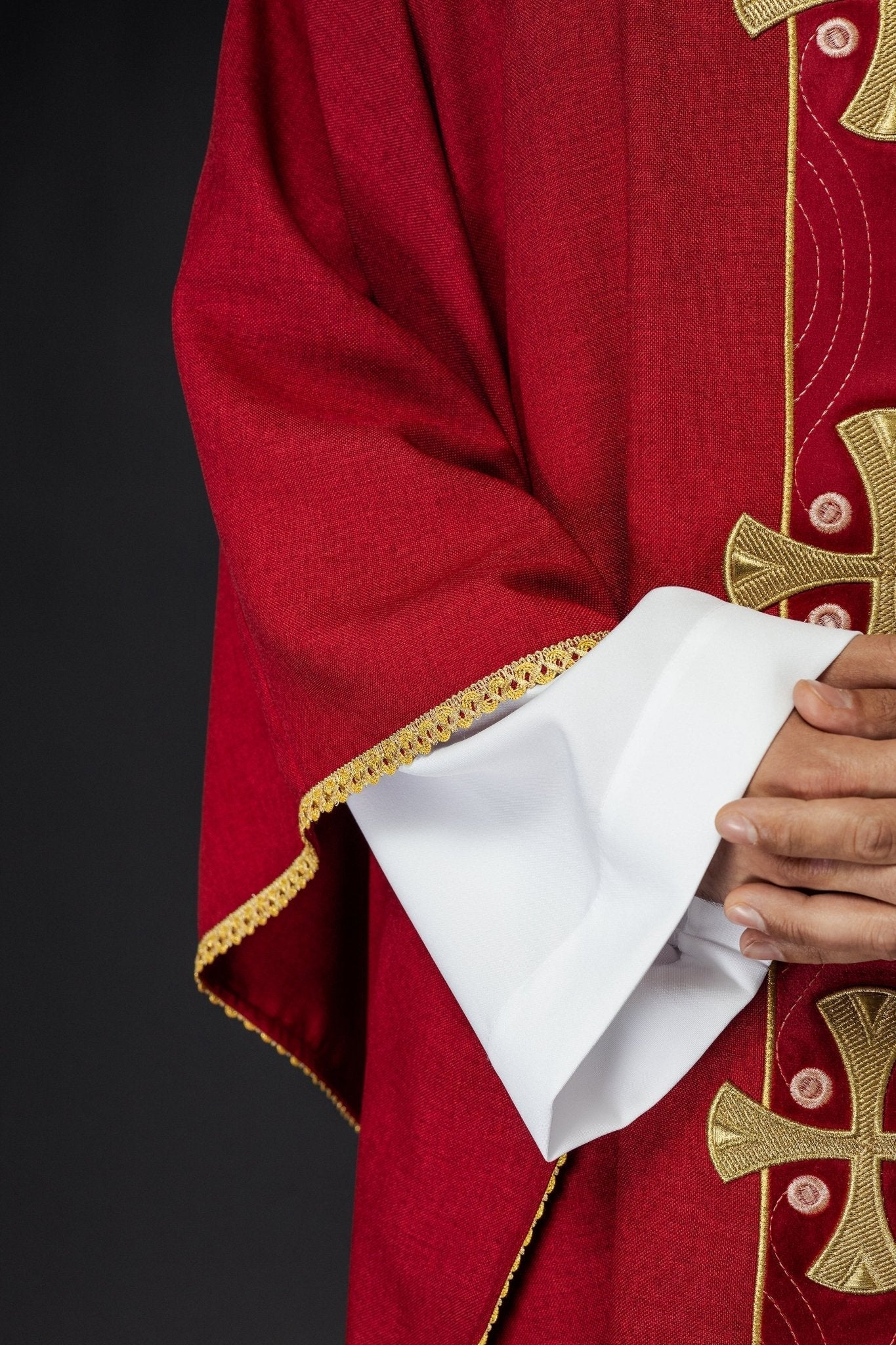 Chasuble with embroidered gold crosses and piping on the collar in red - Image 4