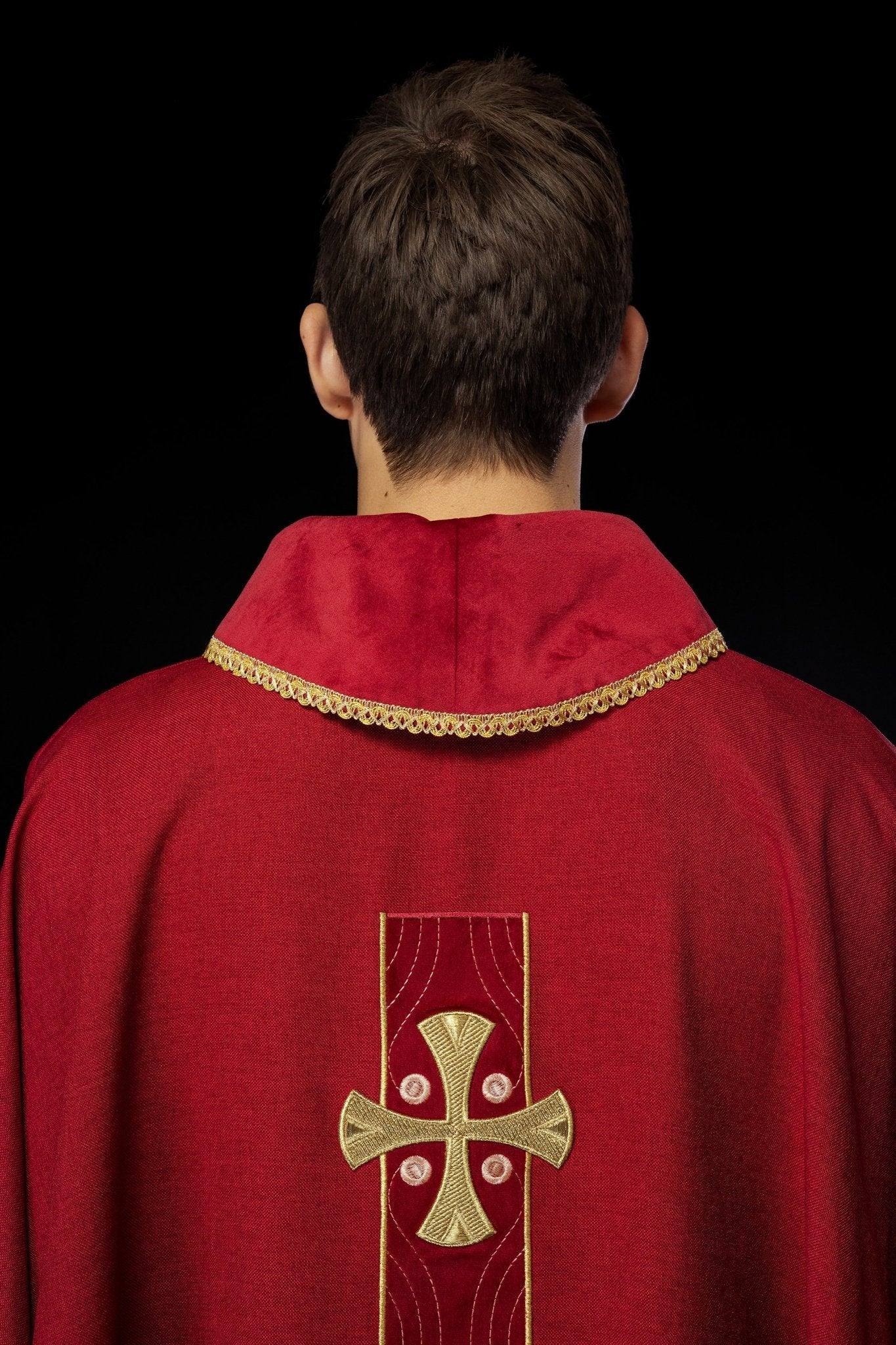 Chasuble with embroidered gold crosses and piping on the collar in red - Image 7