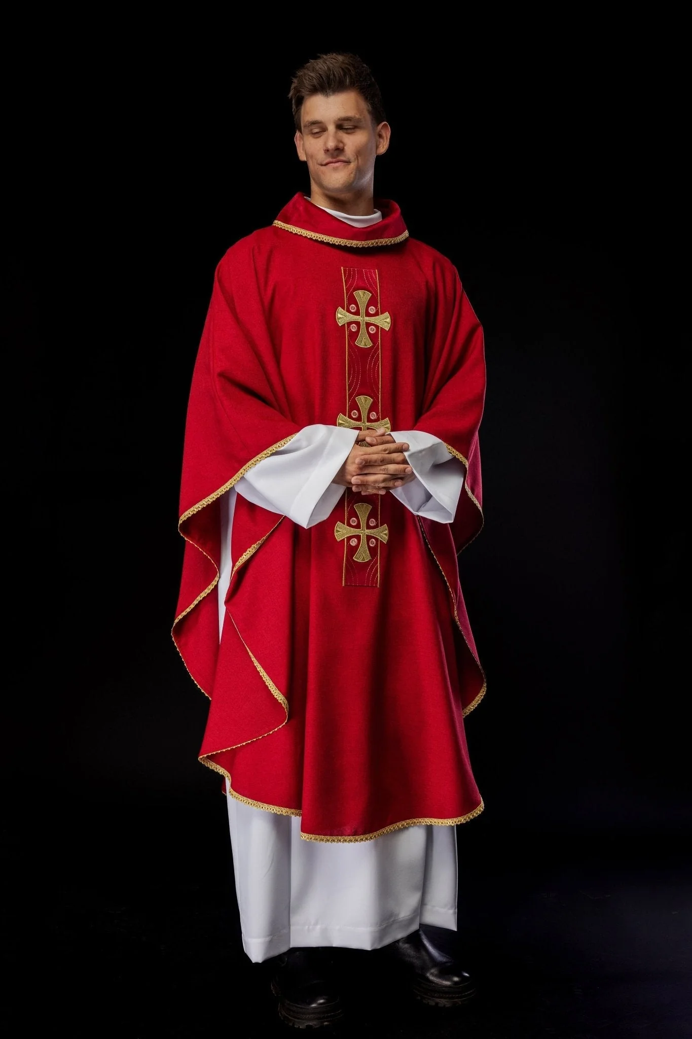 Chasuble with embroidered gold crosses and piping on the collar in red - Image 9