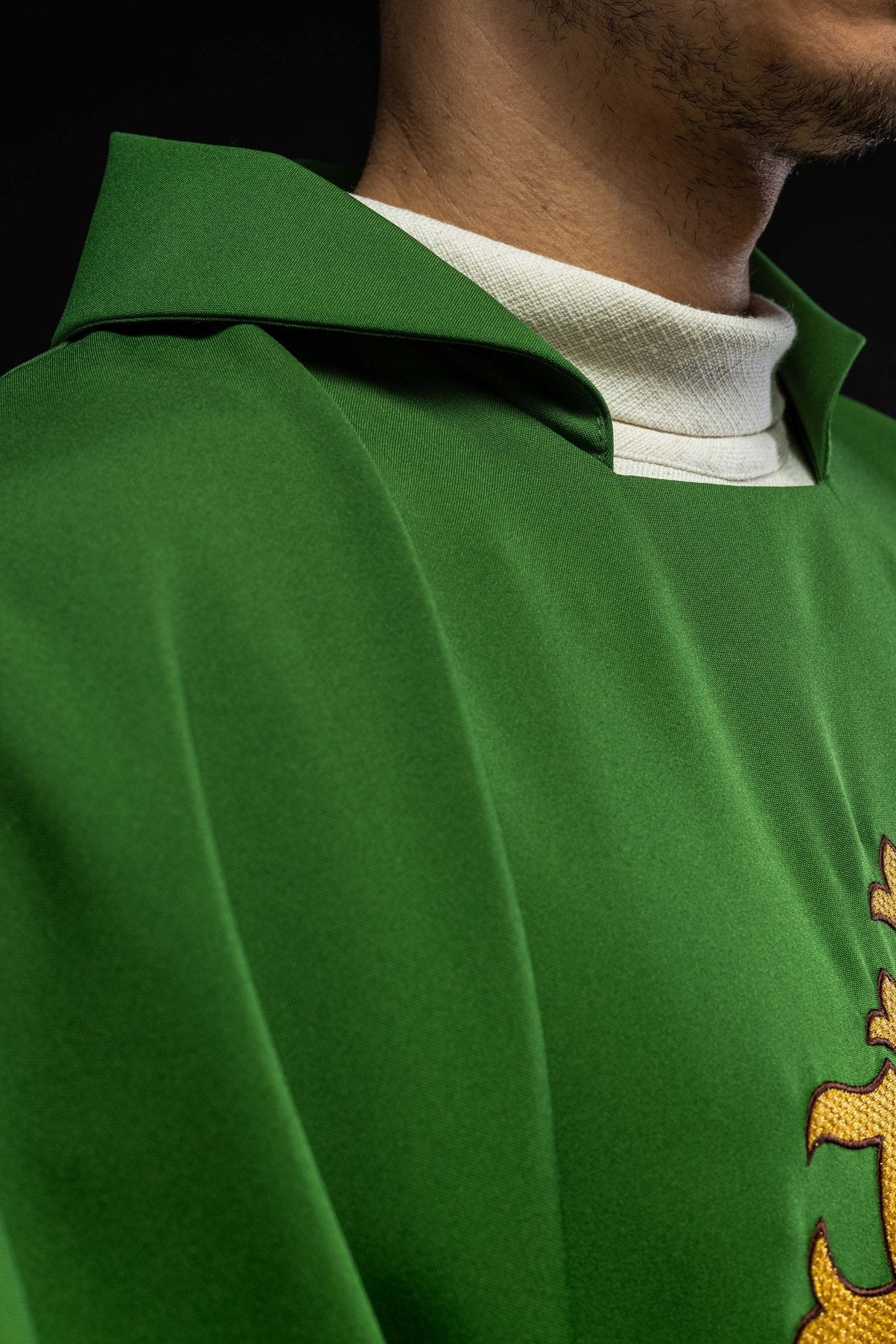 Chasuble with embroidered JHS symbol and wide collar green - Image 3