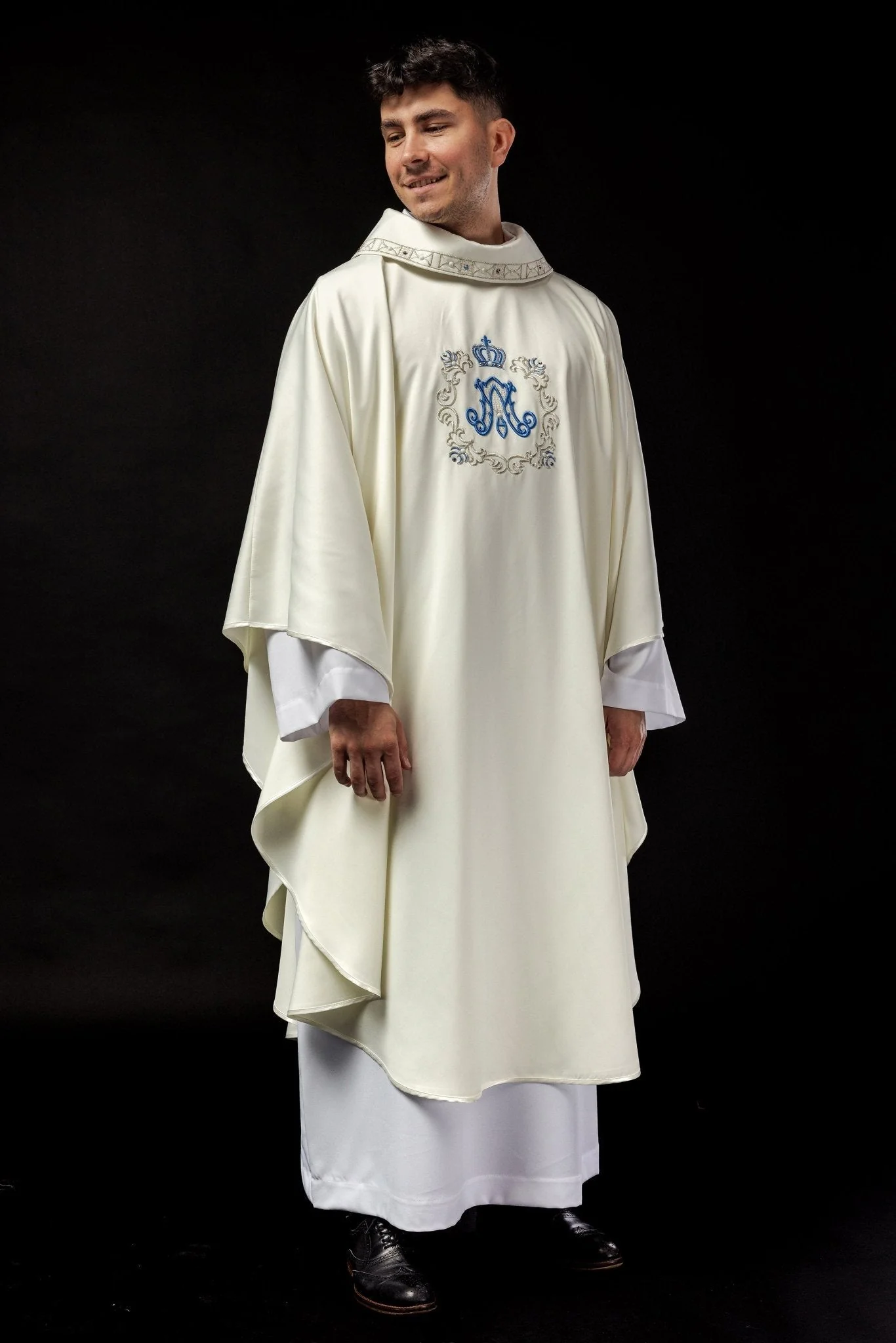 Chasuble with embroidered Marian image - Image 2