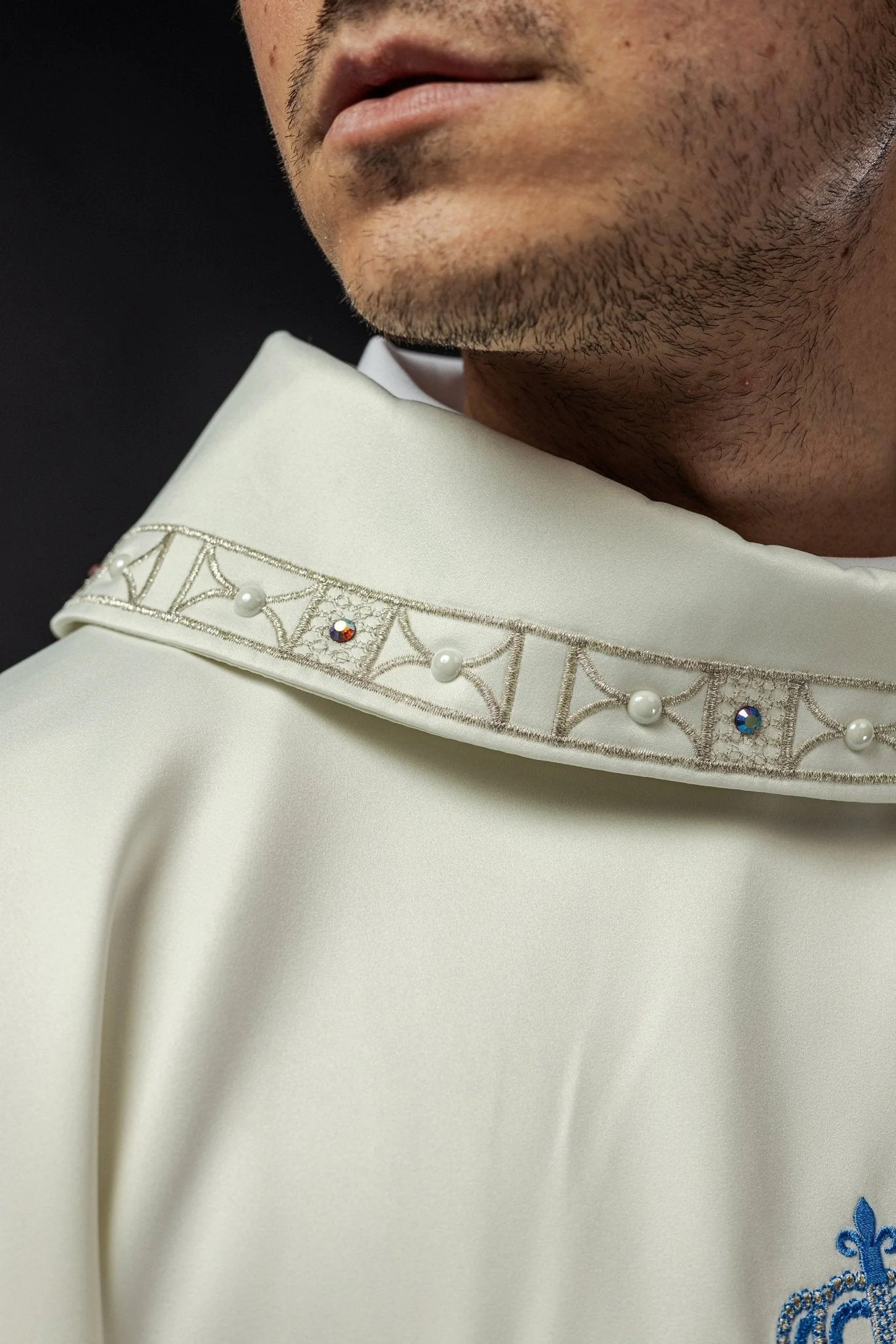 Chasuble with embroidered Marian image - Image 3