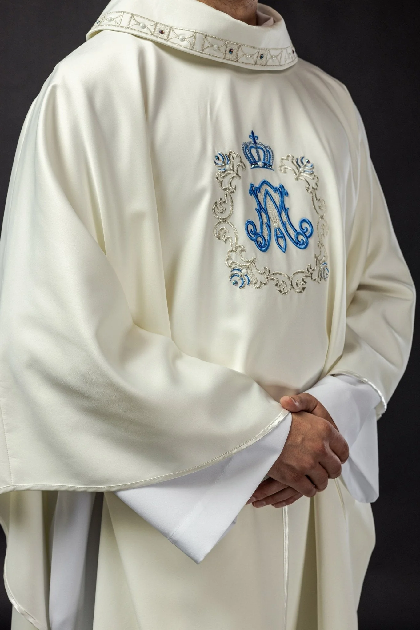 Chasuble with embroidered Marian image - Image 5