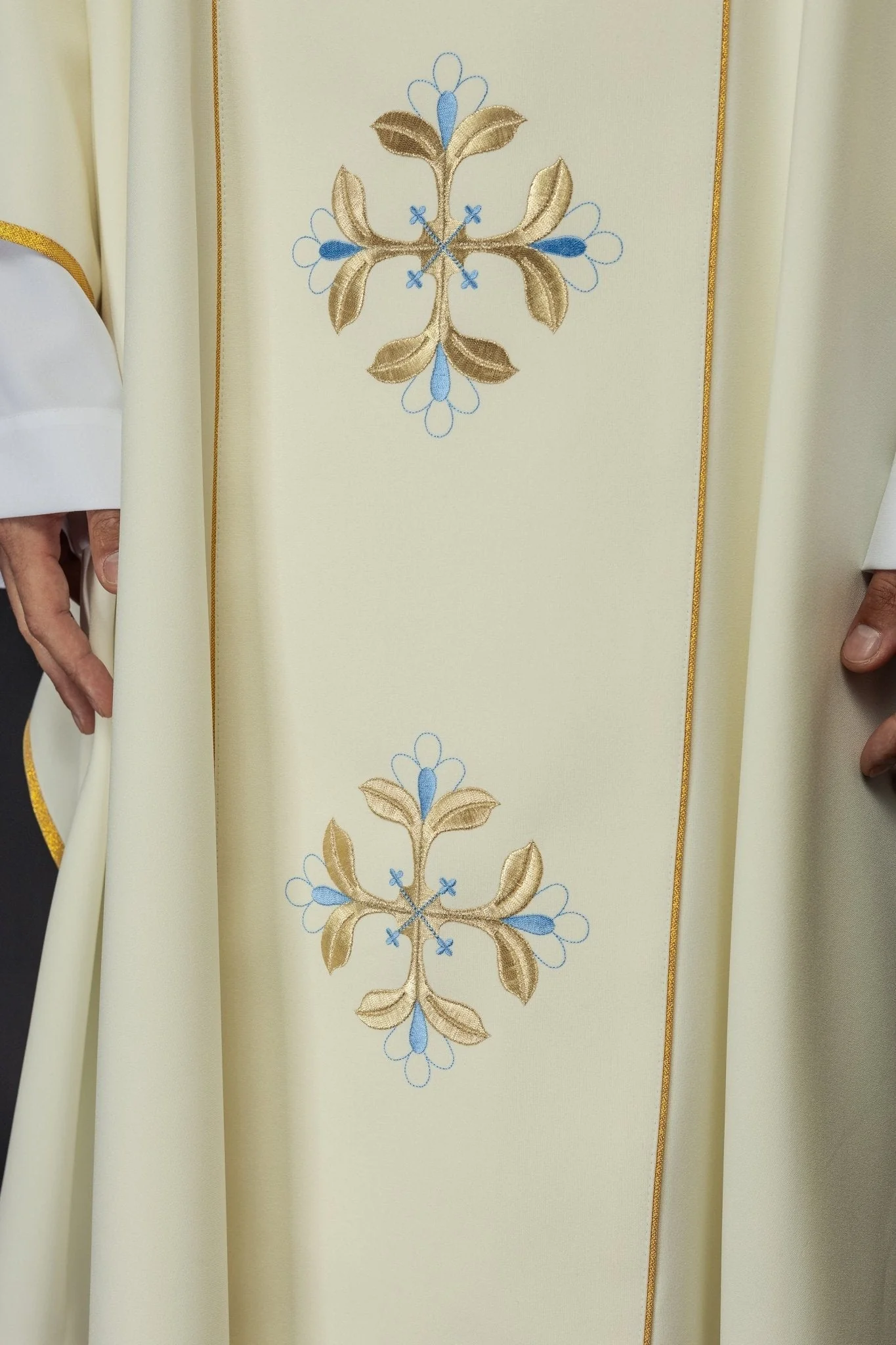 Chasuble with embroidered Our Lady and Child motif - Image 4