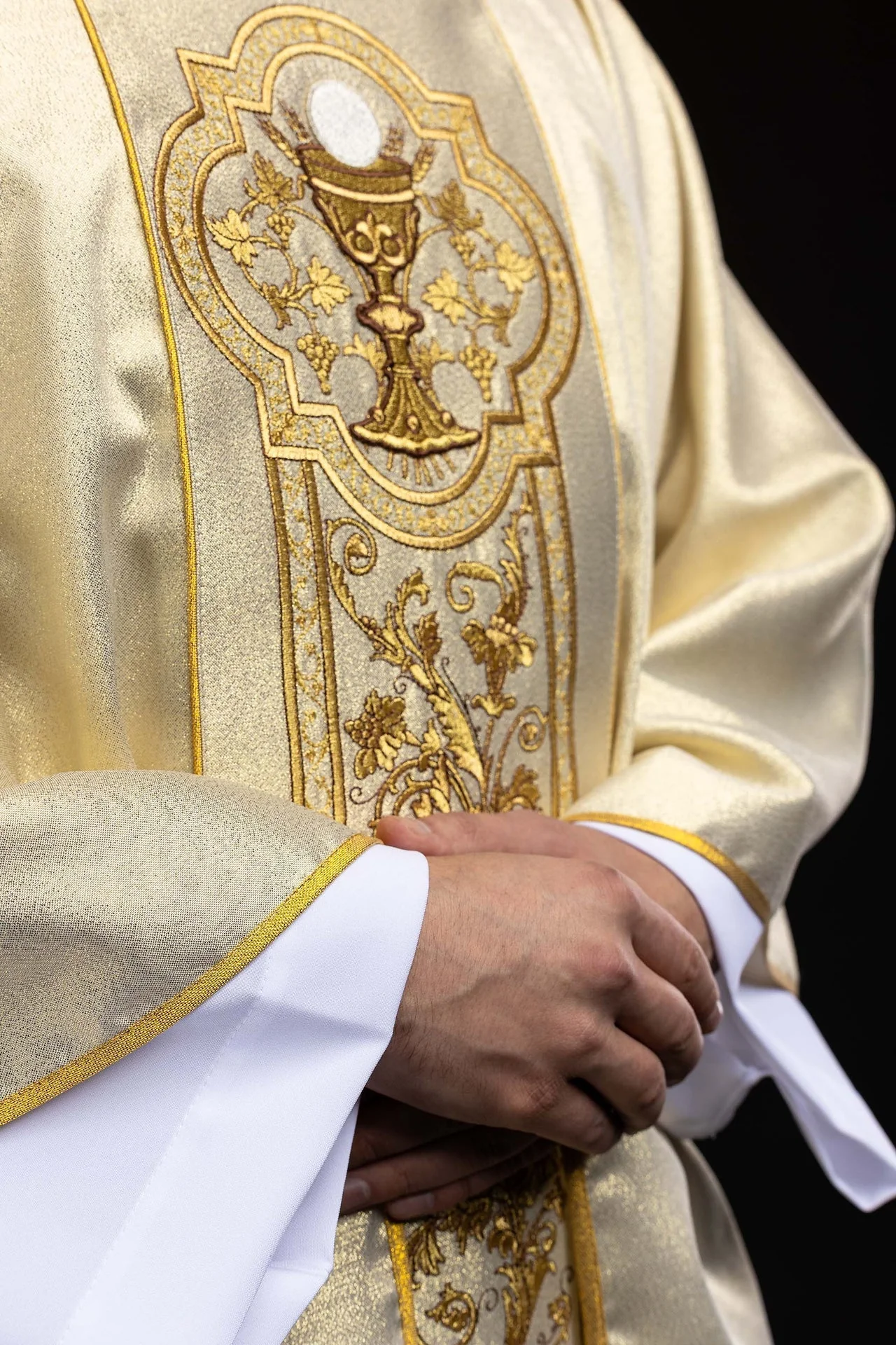 Chasuble with Eucharistic chalice embroidery in gold - Image 2