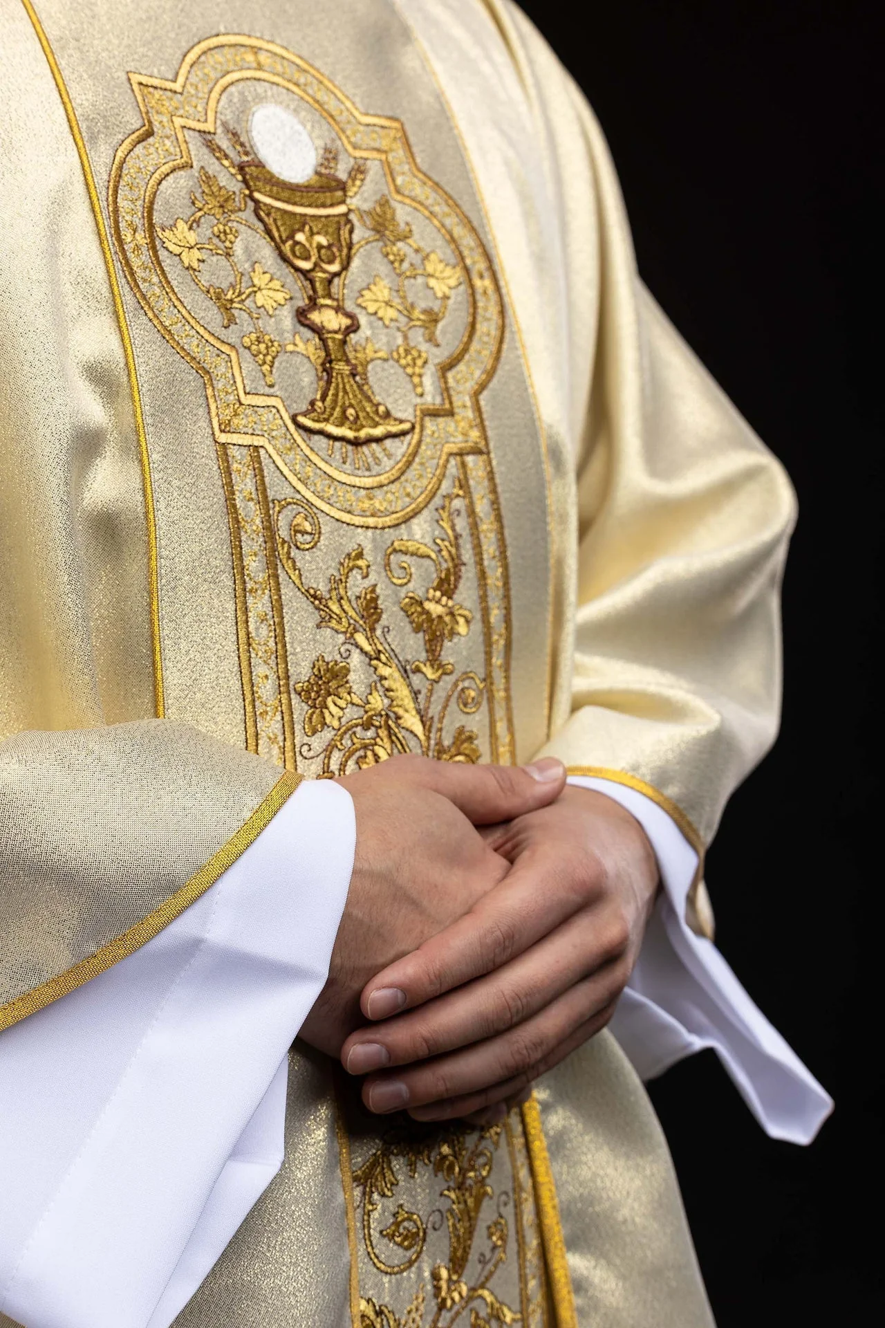 Chasuble with Eucharistic chalice embroidery in gold - Image 5