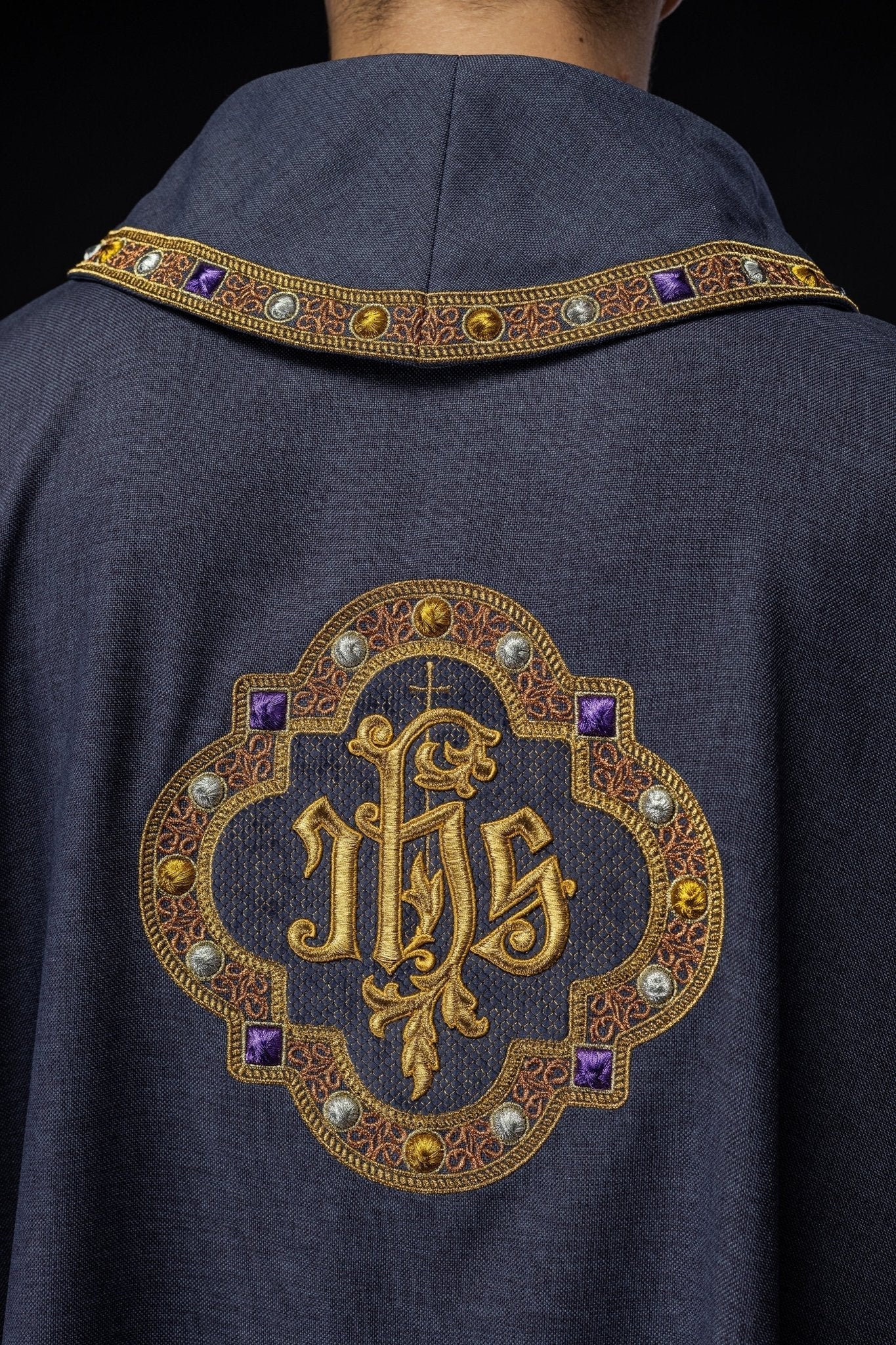 Chasuble with rich IHS embroidery and a colored collar ecru - Image 5