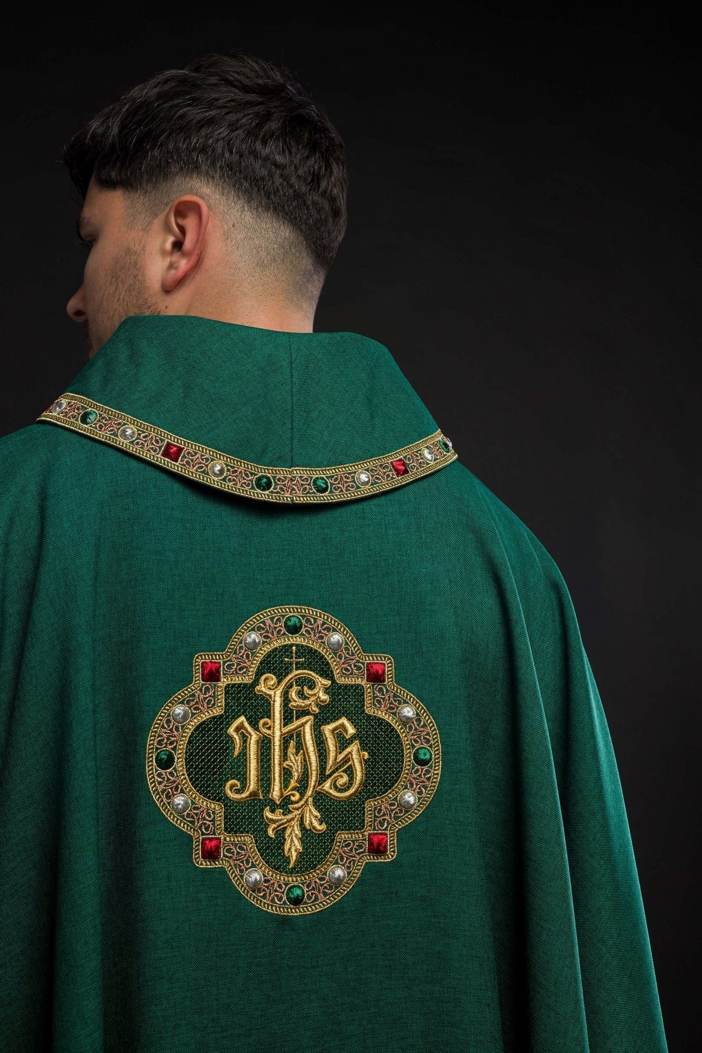 Chasuble with rich IHS embroidery and a colored collar green - Image 5