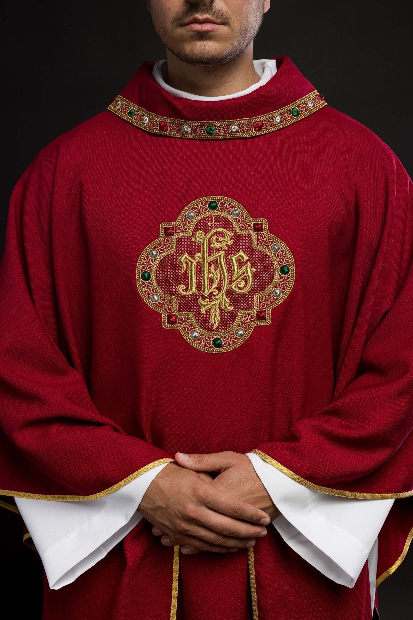 Chasuble with rich IHS embroidery and a colored collar red - Image 3