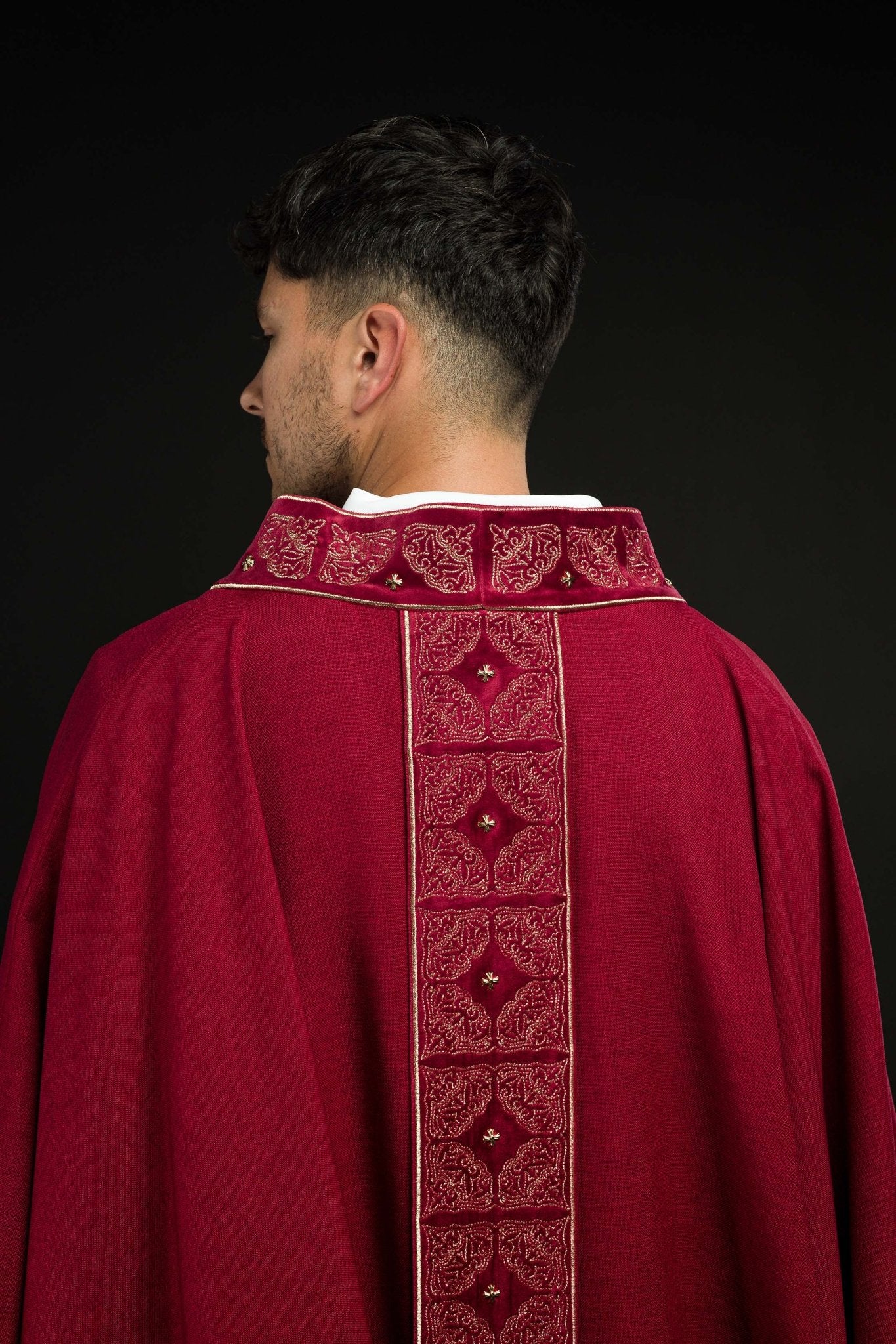Chasuble with richly embroidered belt and collar in red - Image 5