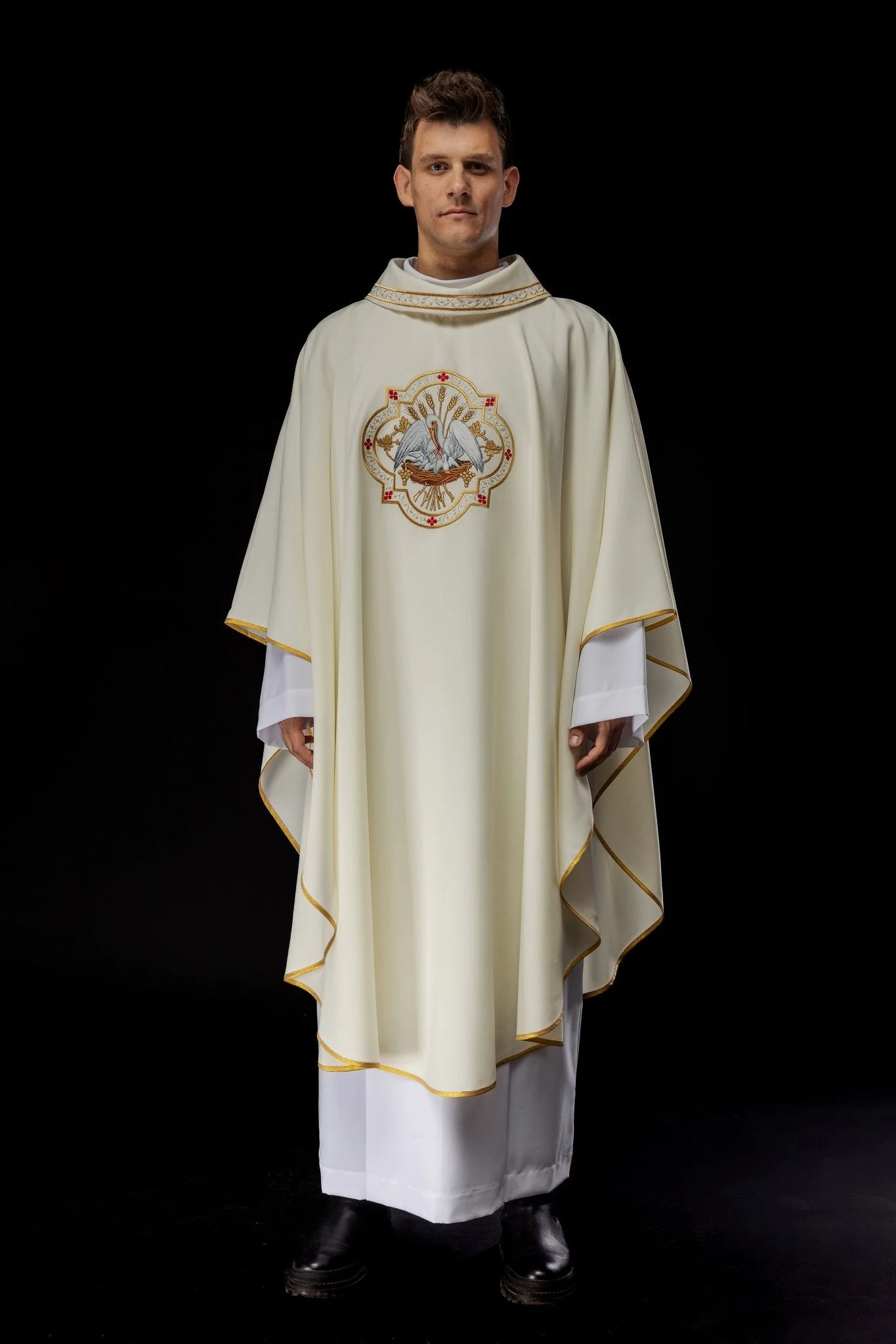 Classic ivory chasuble with Pelican motif embroidery - Image 2