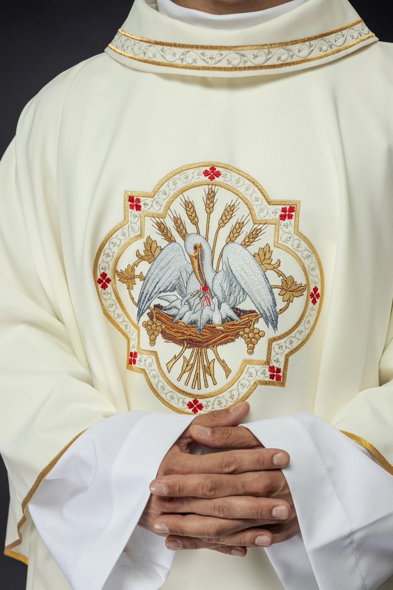 Classic ivory chasuble with Pelican motif embroidery - Image 3