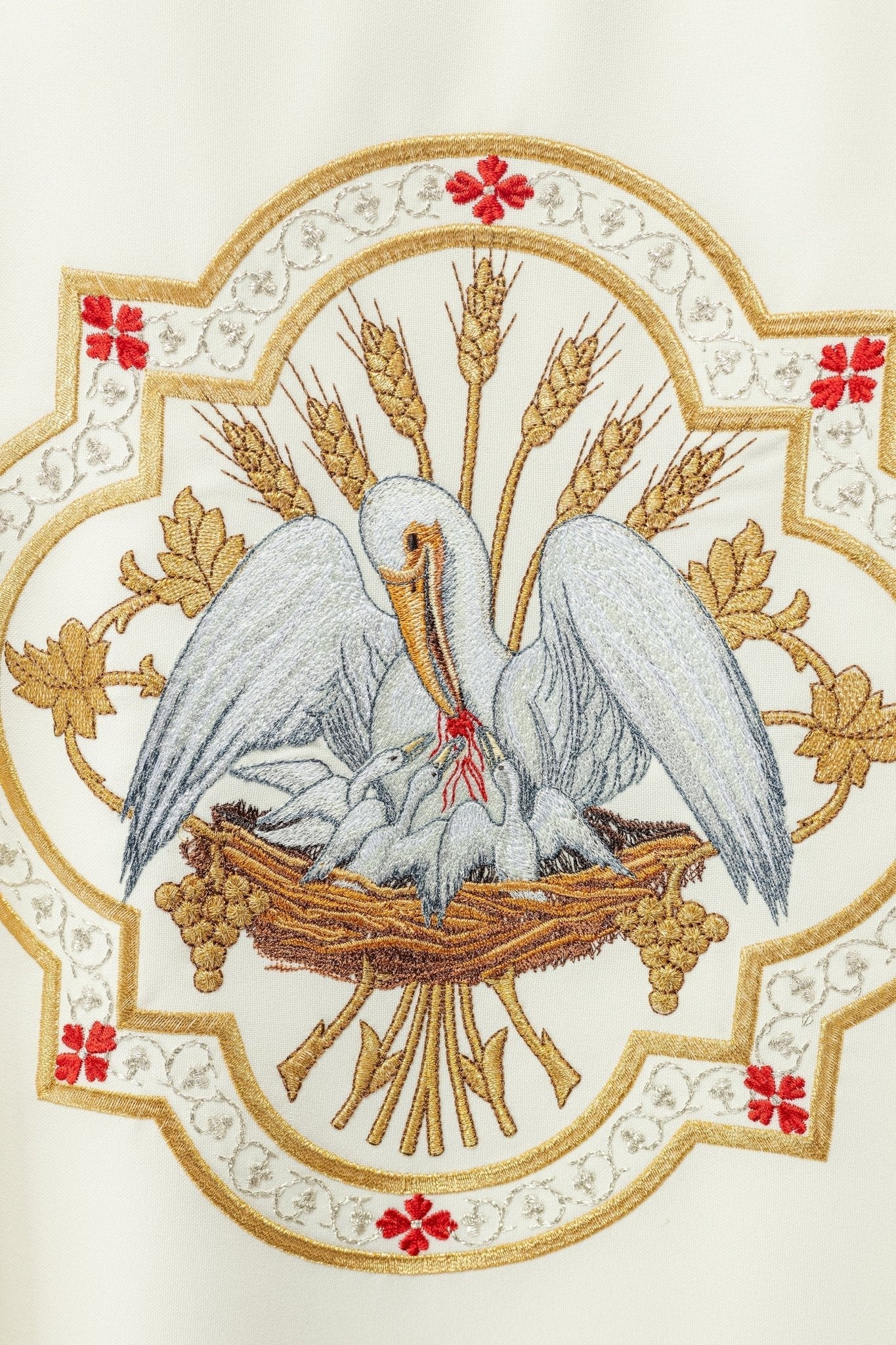 Classic ivory chasuble with Pelican motif embroidery - Image 4